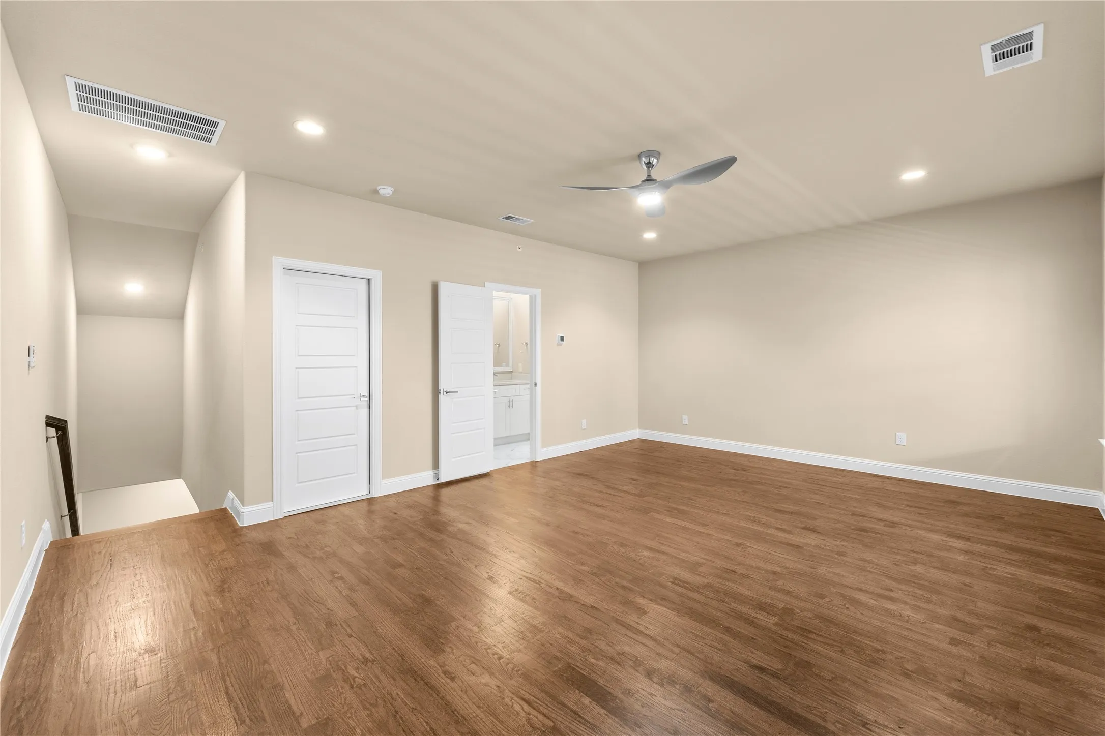 Townhouse For Rent in Denton County , 2952 Sheridan Drive, Carrollton, Texas 75010, 4 Bedroom, 4 Bathroom, 2 Garage spaces, 2,245 Sqft, built in 2018, mls#21339539, Real Estate Agent in Carrollton, Homes For Rent in Denton county, Homes For Rent in Carrollton, Realtor in Carrollton Texas, Real Estate Brokerage Independent Realty Texas, Luminita Cordes Realtor