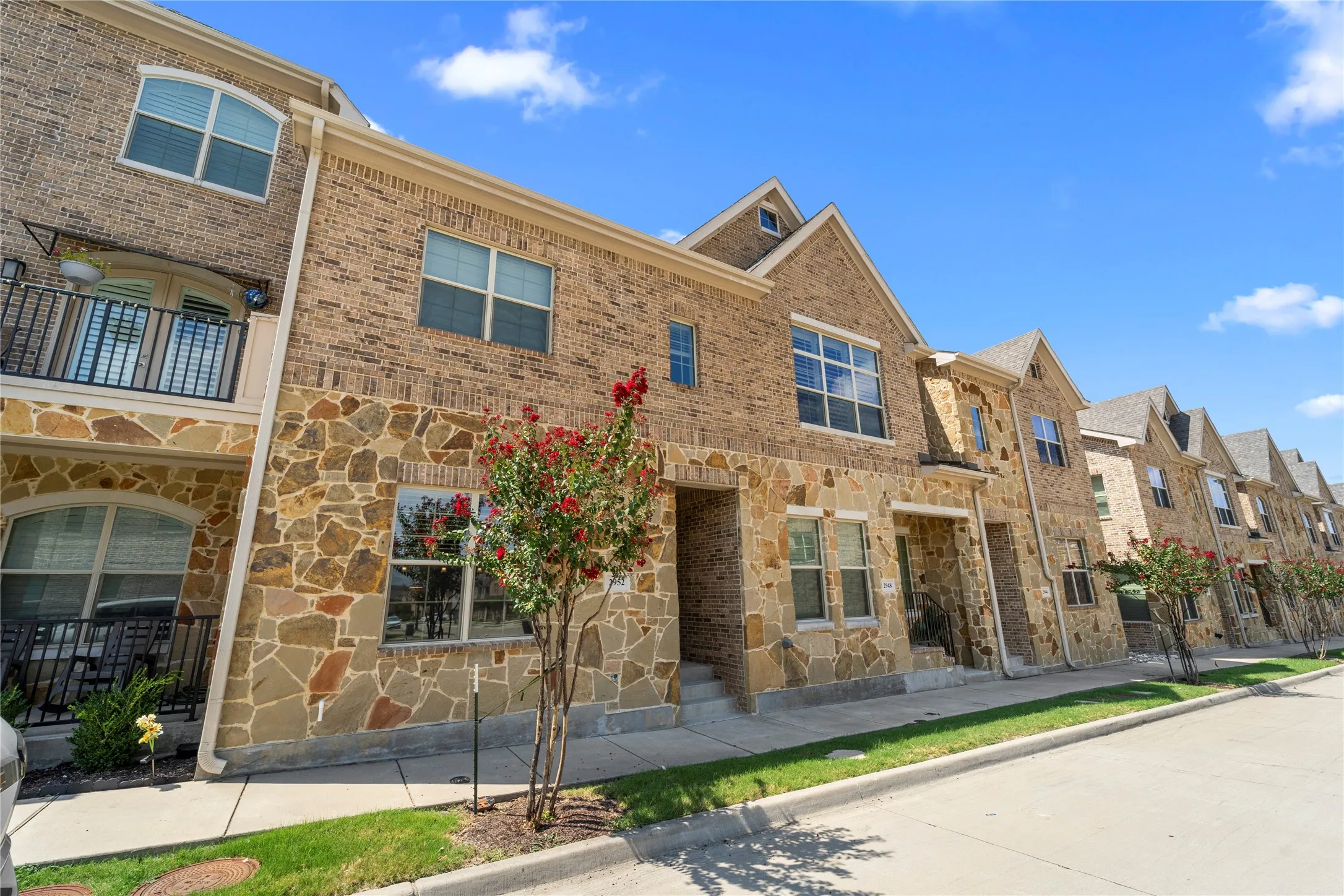Townhouse For Rent in Denton County , 2952 Sheridan Drive, Carrollton, Texas 75010, 4 Bedroom, 4 Bathroom, 2 Garage spaces, 2,245 Sqft, built in 2018, mls#21339539, Real Estate Agent in Carrollton, Homes For Rent in Denton county, Homes For Rent in Carrollton, Realtor in Carrollton Texas, Real Estate Brokerage Independent Realty Texas, Luminita Cordes Realtor