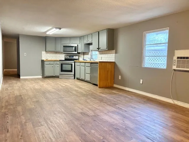 Single Family Residence For Sale in Hunt County , 9553 Amy Drive, Hawk Cove, Texas 75474, 3 Bedroom, 3 Bathroom, Garage spaces, 1,368 Sqft, built in 1956, mls#21337778, Real Estate Agent in Hawk Cove, Homes For Sale in Hunt county, Homes For Sale in Hawk Cove, Realtor in Hawk Cove Texas, Real Estate Brokerage Independent Realty Texas, Luminita Cordes Realtor