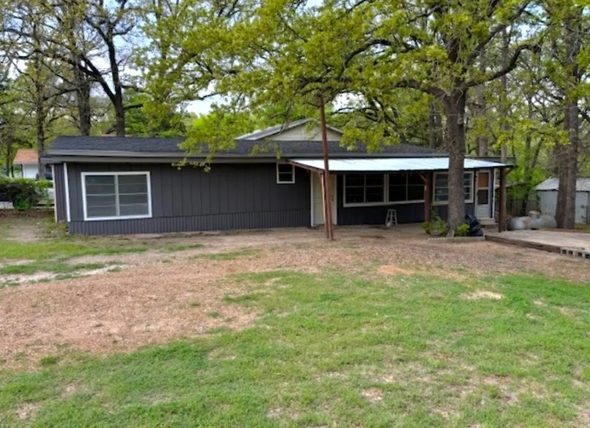 Single Family Residence For Sale in Hunt County , 9553 Amy Drive, Hawk Cove, Texas 75474, 3 Bedroom, 3 Bathroom, Garage spaces, 1,368 Sqft, built in 1956, mls#21337778, Real Estate Agent in Hawk Cove, Homes For Sale in Hunt county, Homes For Sale in Hawk Cove, Realtor in Hawk Cove Texas, Real Estate Brokerage Independent Realty Texas, Luminita Cordes Realtor