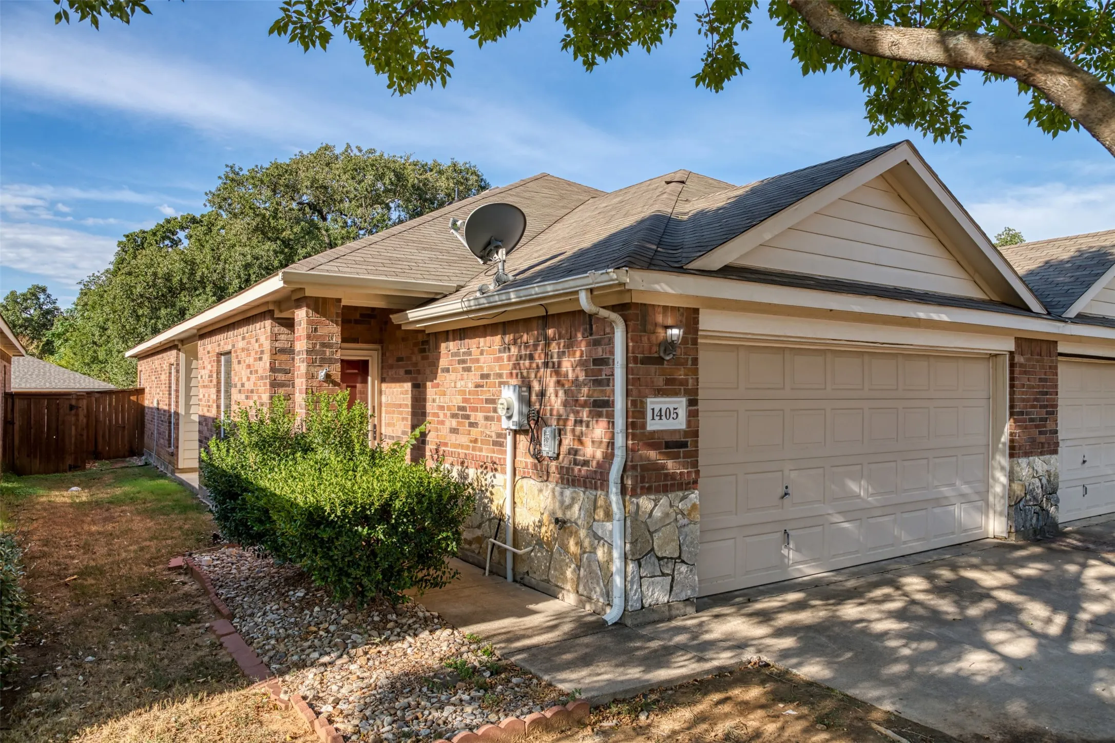 Duplex For Rent in Tarrant County , 1405 Piedmont Drive, Mansfield, Texas 76063, 3 Bedroom, 2 Bathroom, 2 Garage spaces, 1,181 Sqft, built in 2007, mls#21339572, Real Estate Agent in Mansfield, Homes For Rent in Tarrant county, Homes For Rent in Mansfield, Realtor in Mansfield Texas, Real Estate Brokerage Independent Realty Texas, Luminita Cordes Realtor
