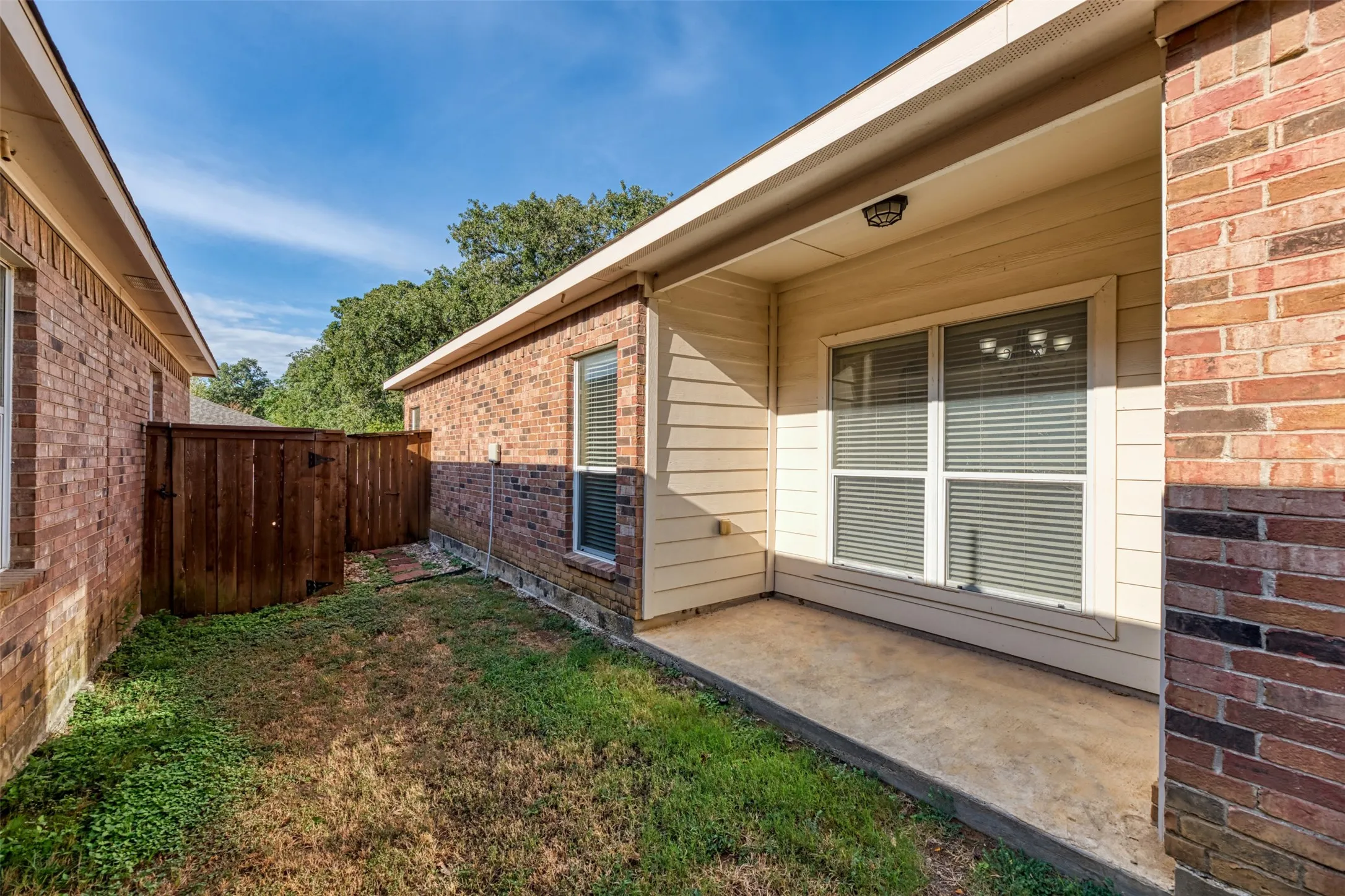 Duplex For Rent in Tarrant County , 1405 Piedmont Drive, Mansfield, Texas 76063, 3 Bedroom, 2 Bathroom, 2 Garage spaces, 1,181 Sqft, built in 2007, mls#21339572, Real Estate Agent in Mansfield, Homes For Rent in Tarrant county, Homes For Rent in Mansfield, Realtor in Mansfield Texas, Real Estate Brokerage Independent Realty Texas, Luminita Cordes Realtor
