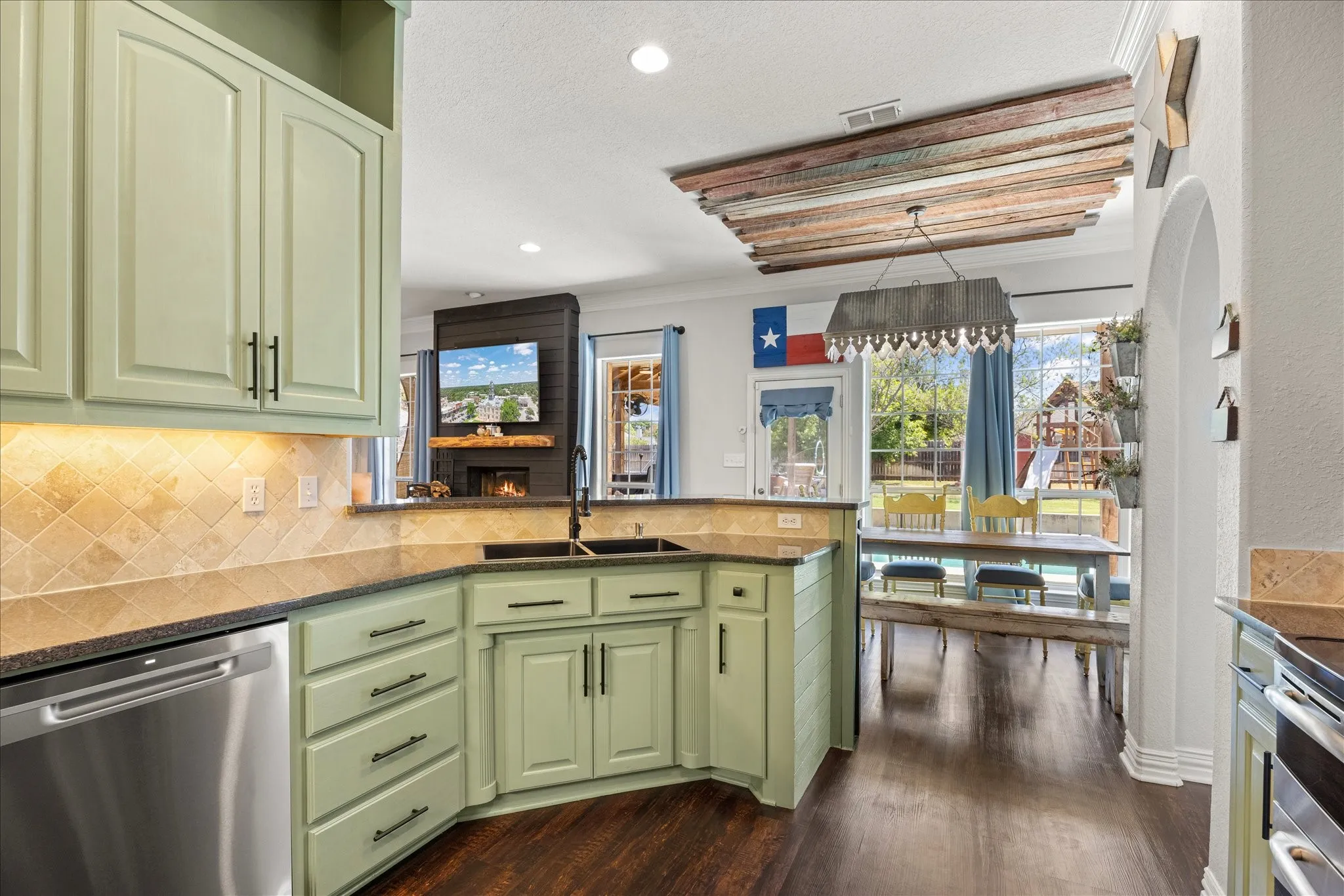Single Family Residence For Sale in Hood County , 3930 Buena Vista Circle, Granbury, Texas 76049, 3 Bedroom, 2 Bathroom, 2 Garage spaces, 1,759 Sqft, built in 2005, mls#21337511, Real Estate Agent in Granbury, Homes For Sale in Hood county, Homes For Sale in Granbury, Realtor in Granbury Texas, Real Estate Brokerage Independent Realty Texas, Luminita Cordes Realtor