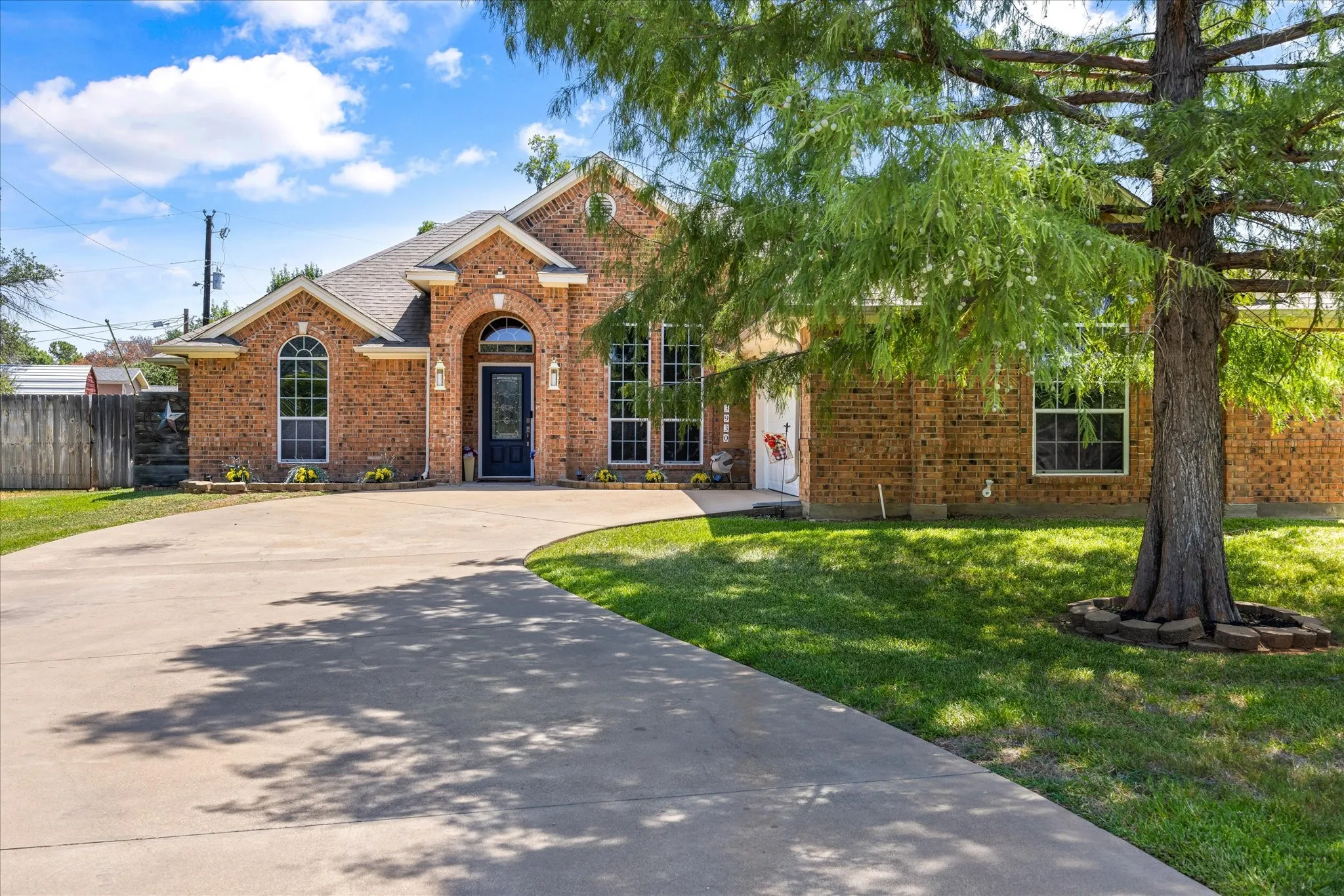 Single Family Residence For Sale in Hood County , 3930 Buena Vista Circle, Granbury, Texas 76049, 3 Bedroom, 2 Bathroom, 2 Garage spaces, 1,759 Sqft, built in 2005, mls#21337511, Real Estate Agent in Granbury, Homes For Sale in Hood county, Homes For Sale in Granbury, Realtor in Granbury Texas, Real Estate Brokerage Independent Realty Texas, Luminita Cordes Realtor