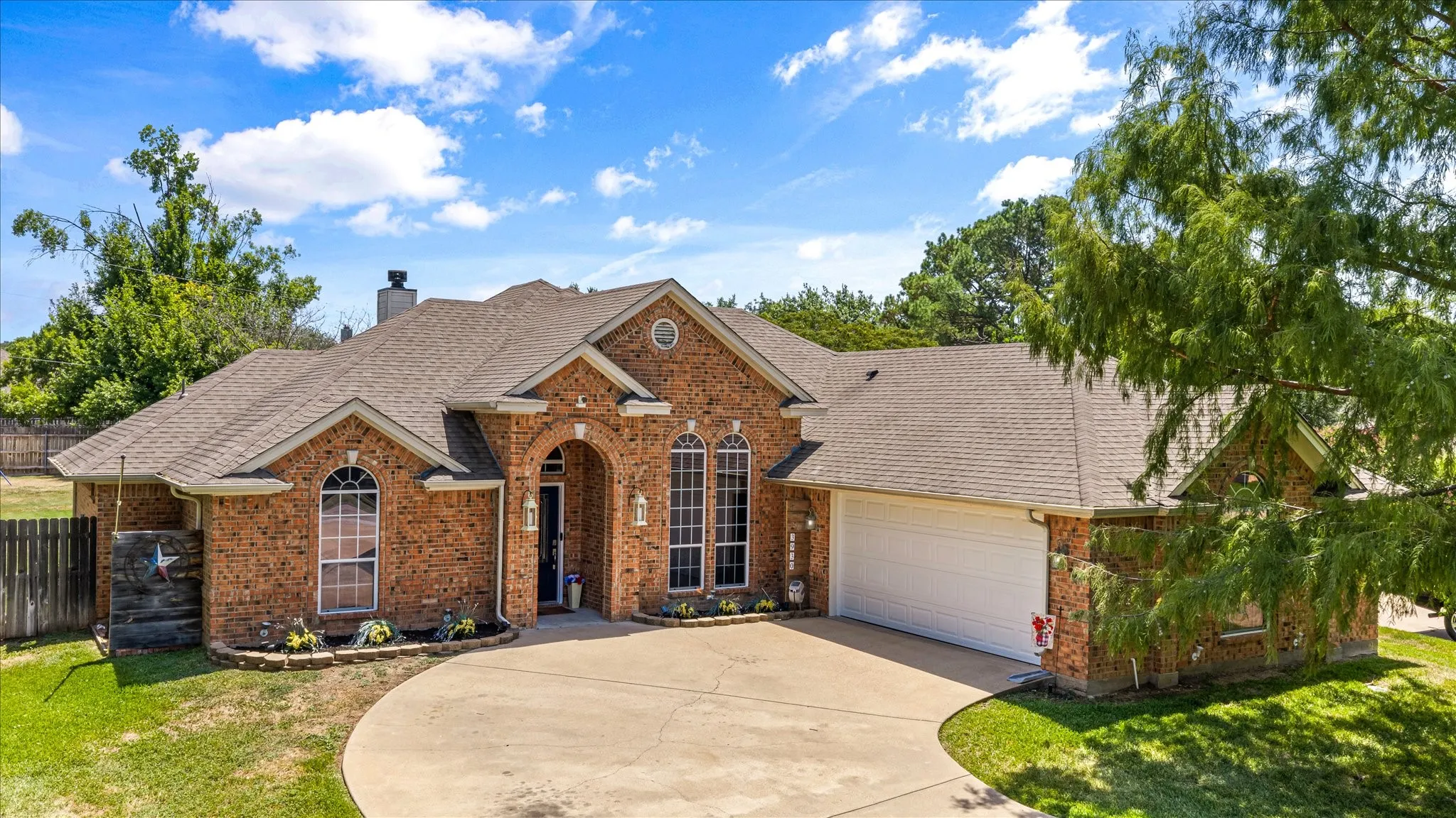Single Family Residence For Sale in Hood County , 3930 Buena Vista Circle, Granbury, Texas 76049, 3 Bedroom, 2 Bathroom, 2 Garage spaces, 1,759 Sqft, built in 2005, mls#21337511, Real Estate Agent in Granbury, Homes For Sale in Hood county, Homes For Sale in Granbury, Realtor in Granbury Texas, Real Estate Brokerage Independent Realty Texas, Luminita Cordes Realtor