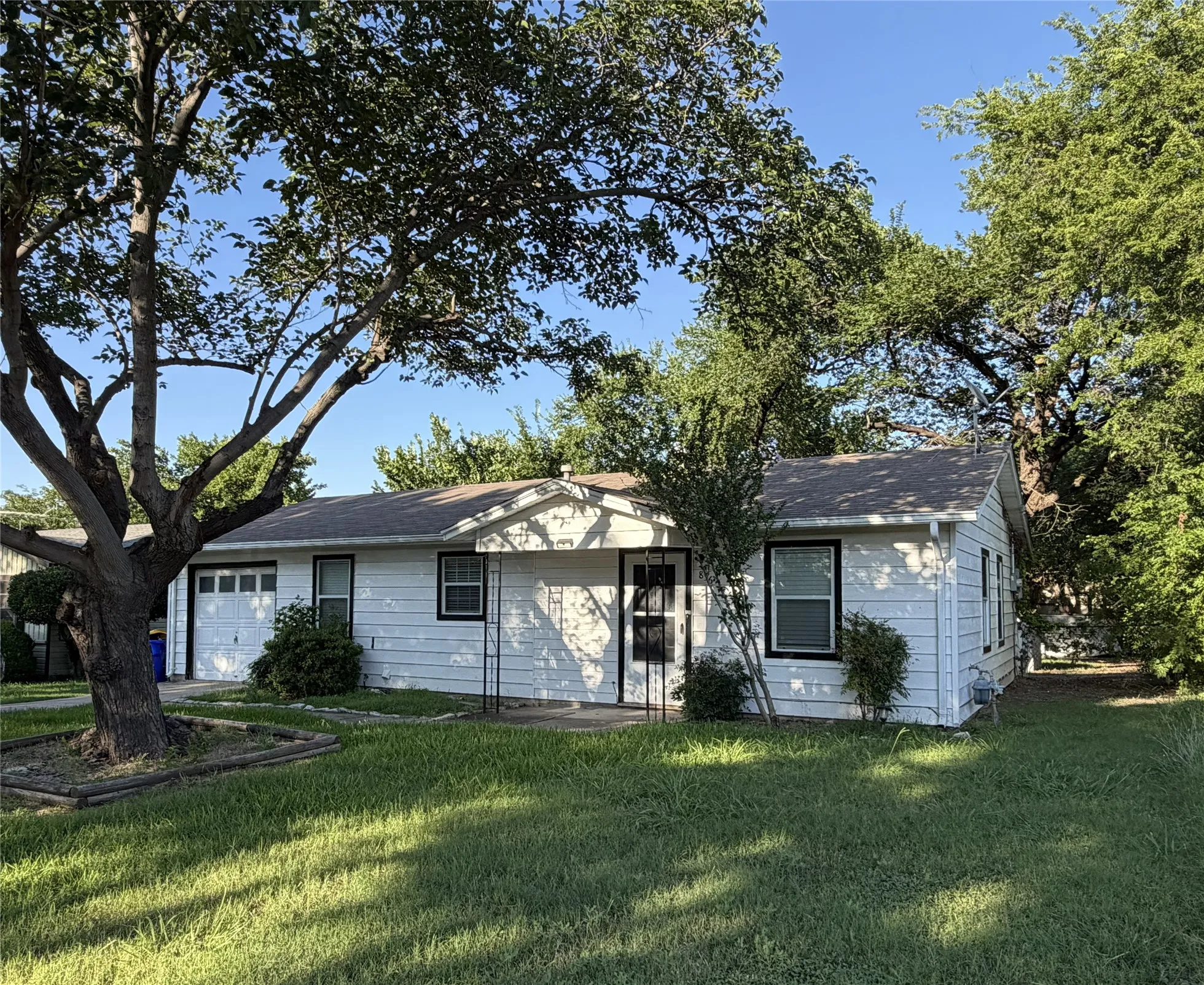 Single Family Residence For Rent in Tarrant County , 856 Renfro Drive, White Settlement, Texas 76108, 3 Bedroom, 1 Bathroom, 1 Garage spaces, 910 Sqft, built in 1960, mls#21338738, Real Estate Agent in White Settlement, Homes For Rent in Tarrant county, Homes For Rent in White Settlement, Realtor in White Settlement Texas, Real Estate Brokerage Independent Realty Texas, Luminita Cordes Realtor