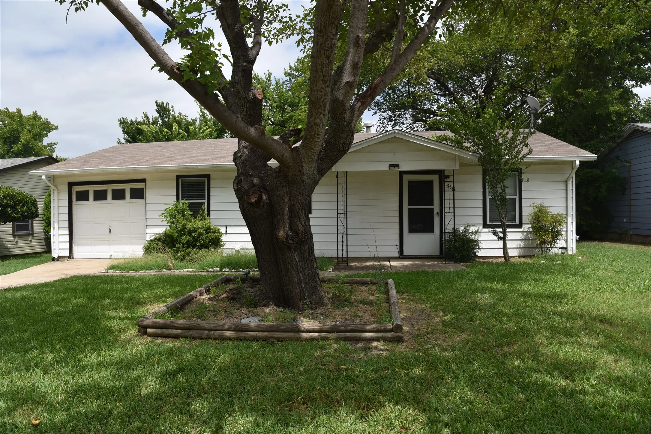 Single Family Residence For Rent in Tarrant County , 856 Renfro Drive, White Settlement, Texas 76108, 3 Bedroom, 1 Bathroom, 1 Garage spaces, 910 Sqft, built in 1960, mls#21338738, Real Estate Agent in White Settlement, Homes For Rent in Tarrant county, Homes For Rent in White Settlement, Realtor in White Settlement Texas, Real Estate Brokerage Independent Realty Texas, Luminita Cordes Realtor