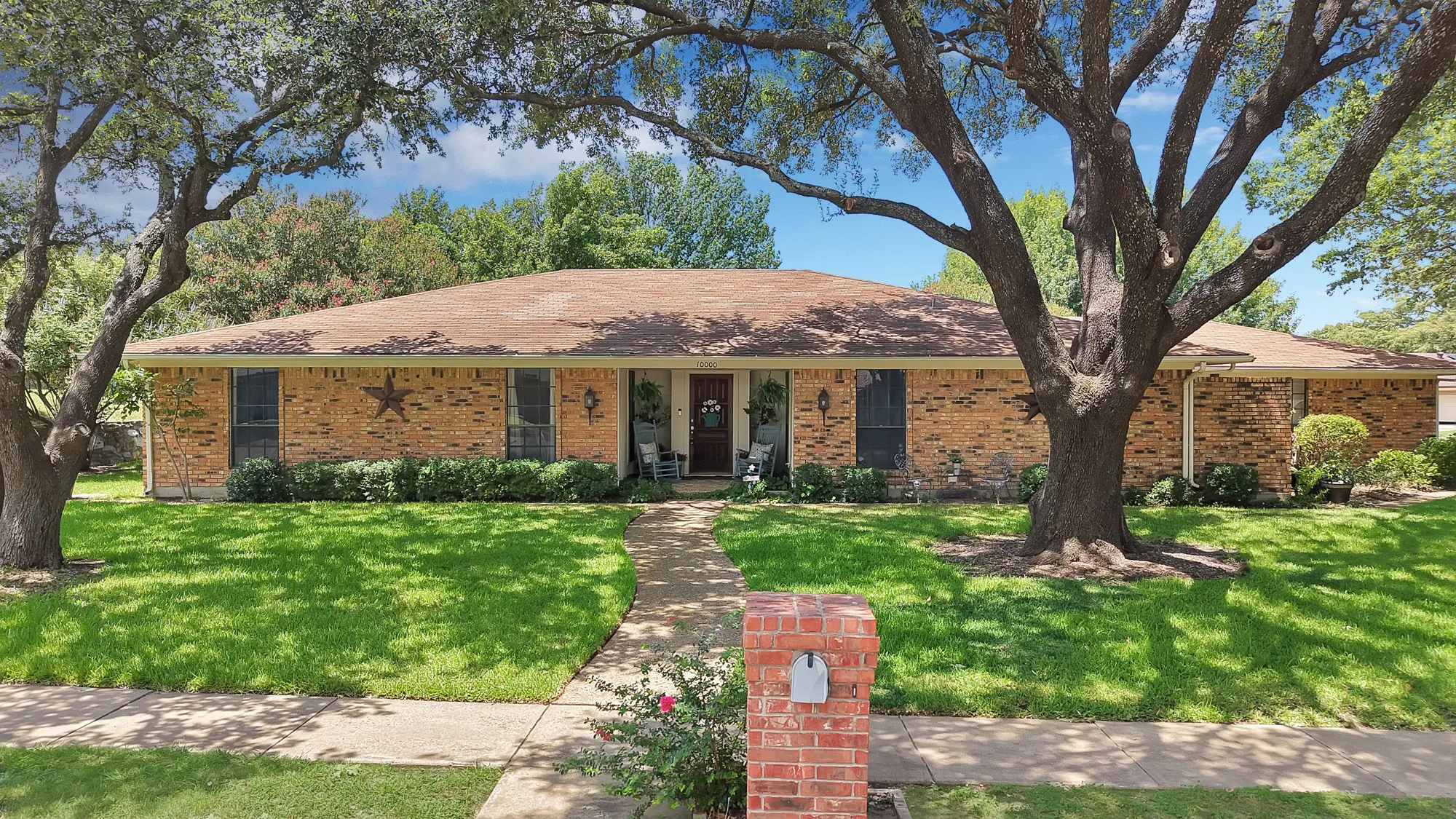 Single Family Residence For Sale in Tarrant County , 10000 Westpark Drive, Benbrook, Texas 76126, 4 Bedroom, 3 Bathroom, 2 Garage spaces, 2,462 Sqft, built in 1976, mls#21339597, Real Estate Agent in Benbrook, Homes For Sale in Tarrant county, Homes For Sale in Benbrook, Realtor in Benbrook Texas, Real Estate Brokerage Independent Realty Texas, Luminita Cordes Realtor