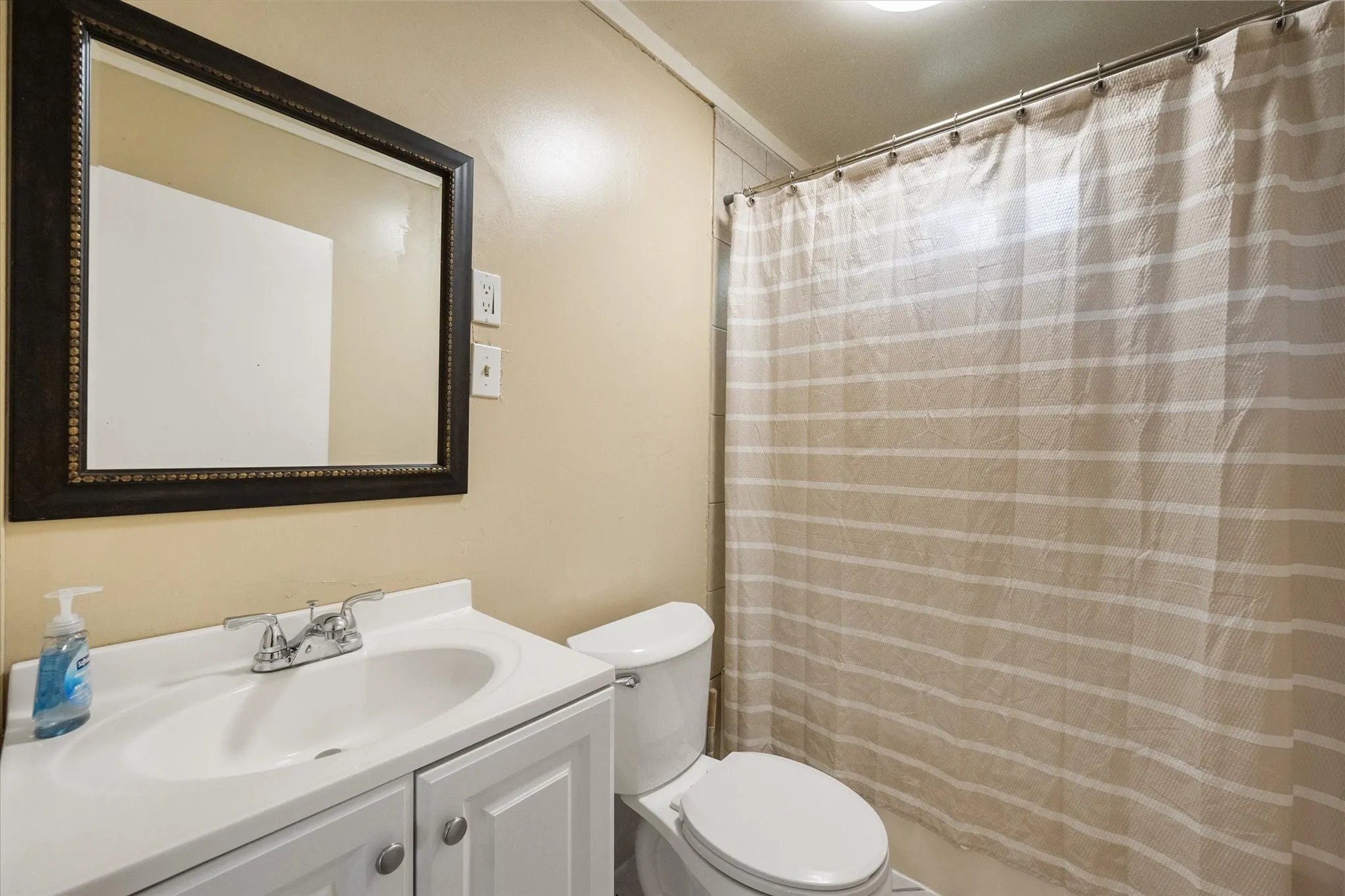 Single Family Residence For Sale in Ellis County , 109 E Tyler Street, Ennis, Texas 75119, 3 Bedroom, 2 Bathroom, Garage spaces, 1,605 Sqft, built in 1953, mls#21339305, Real Estate Agent in Ennis, Homes For Sale in Ellis county, Homes For Sale in Ennis, Realtor in Ennis Texas, Real Estate Brokerage Independent Realty Texas, Luminita Cordes Realtor