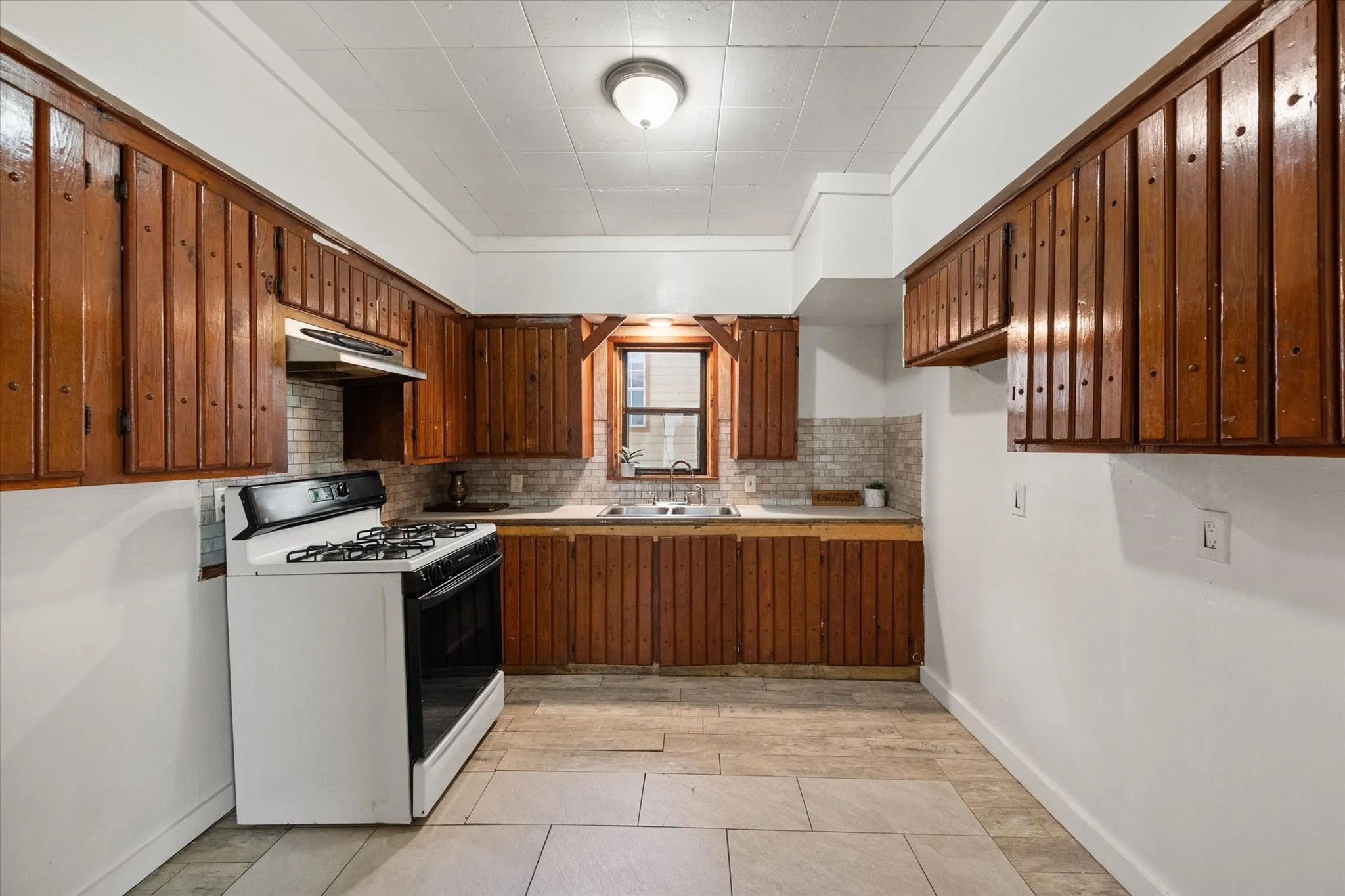 Single Family Residence For Sale in Ellis County , 109 E Tyler Street, Ennis, Texas 75119, 3 Bedroom, 2 Bathroom, Garage spaces, 1,605 Sqft, built in 1953, mls#21339305, Real Estate Agent in Ennis, Homes For Sale in Ellis county, Homes For Sale in Ennis, Realtor in Ennis Texas, Real Estate Brokerage Independent Realty Texas, Luminita Cordes Realtor