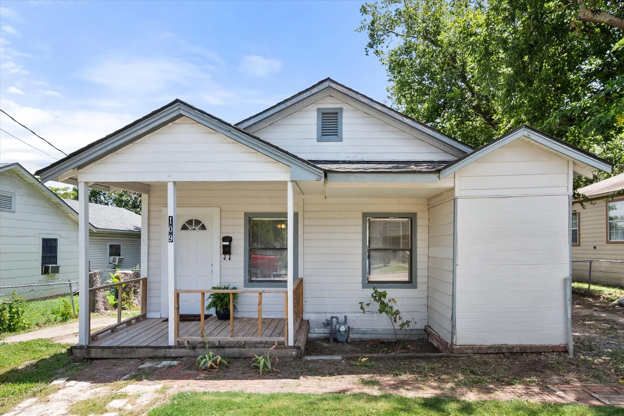 Single Family Residence For Sale in Ellis County , 109 E Tyler Street, Ennis, Texas 75119, 3 Bedroom, 2 Bathroom, Garage spaces, 1,605 Sqft, built in 1953, mls#21339305, Real Estate Agent in Ennis, Homes For Sale in Ellis county, Homes For Sale in Ennis, Realtor in Ennis Texas, Real Estate Brokerage Independent Realty Texas, Luminita Cordes Realtor