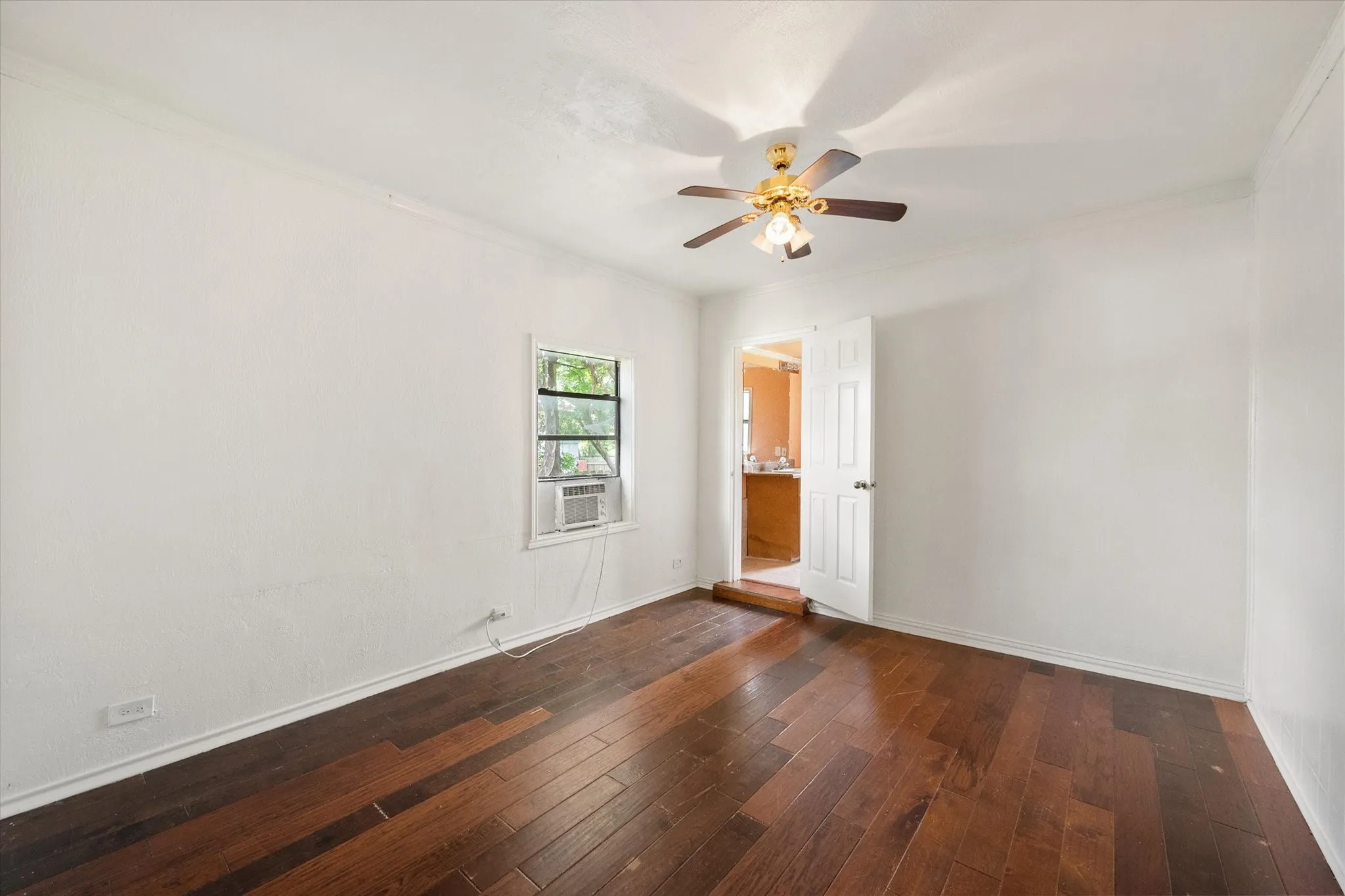 Single Family Residence For Sale in Ellis County , 109 E Tyler Street, Ennis, Texas 75119, 3 Bedroom, 2 Bathroom, Garage spaces, 1,605 Sqft, built in 1953, mls#21339305, Real Estate Agent in Ennis, Homes For Sale in Ellis county, Homes For Sale in Ennis, Realtor in Ennis Texas, Real Estate Brokerage Independent Realty Texas, Luminita Cordes Realtor