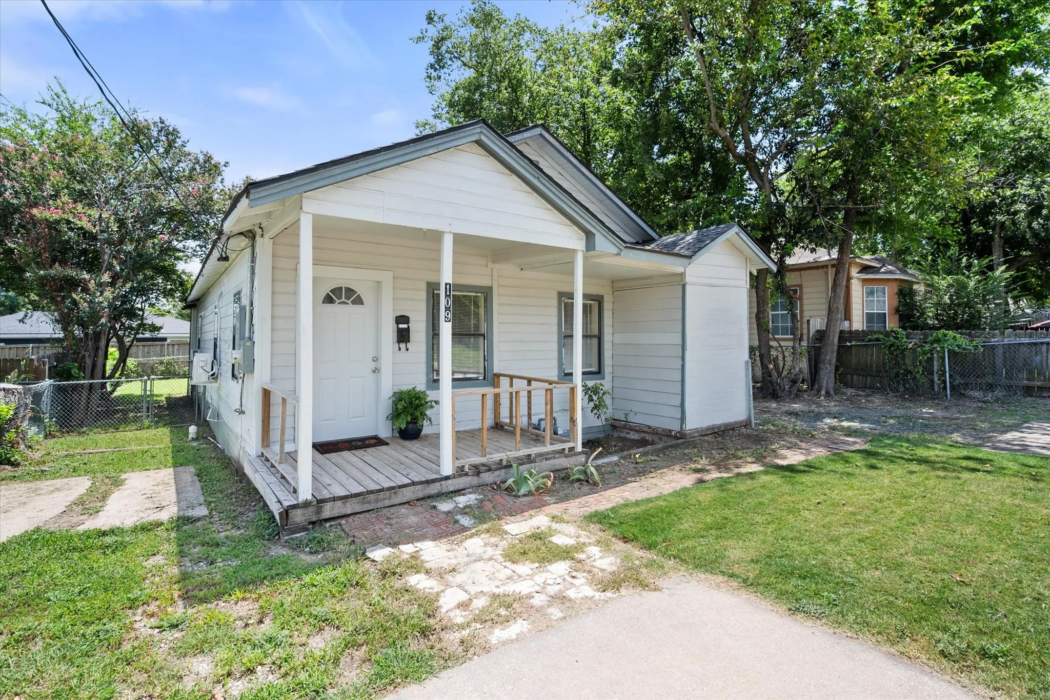Single Family Residence For Sale in Ellis County , 109 E Tyler Street, Ennis, Texas 75119, 3 Bedroom, 2 Bathroom, Garage spaces, 1,605 Sqft, built in 1953, mls#21339305, Real Estate Agent in Ennis, Homes For Sale in Ellis county, Homes For Sale in Ennis, Realtor in Ennis Texas, Real Estate Brokerage Independent Realty Texas, Luminita Cordes Realtor