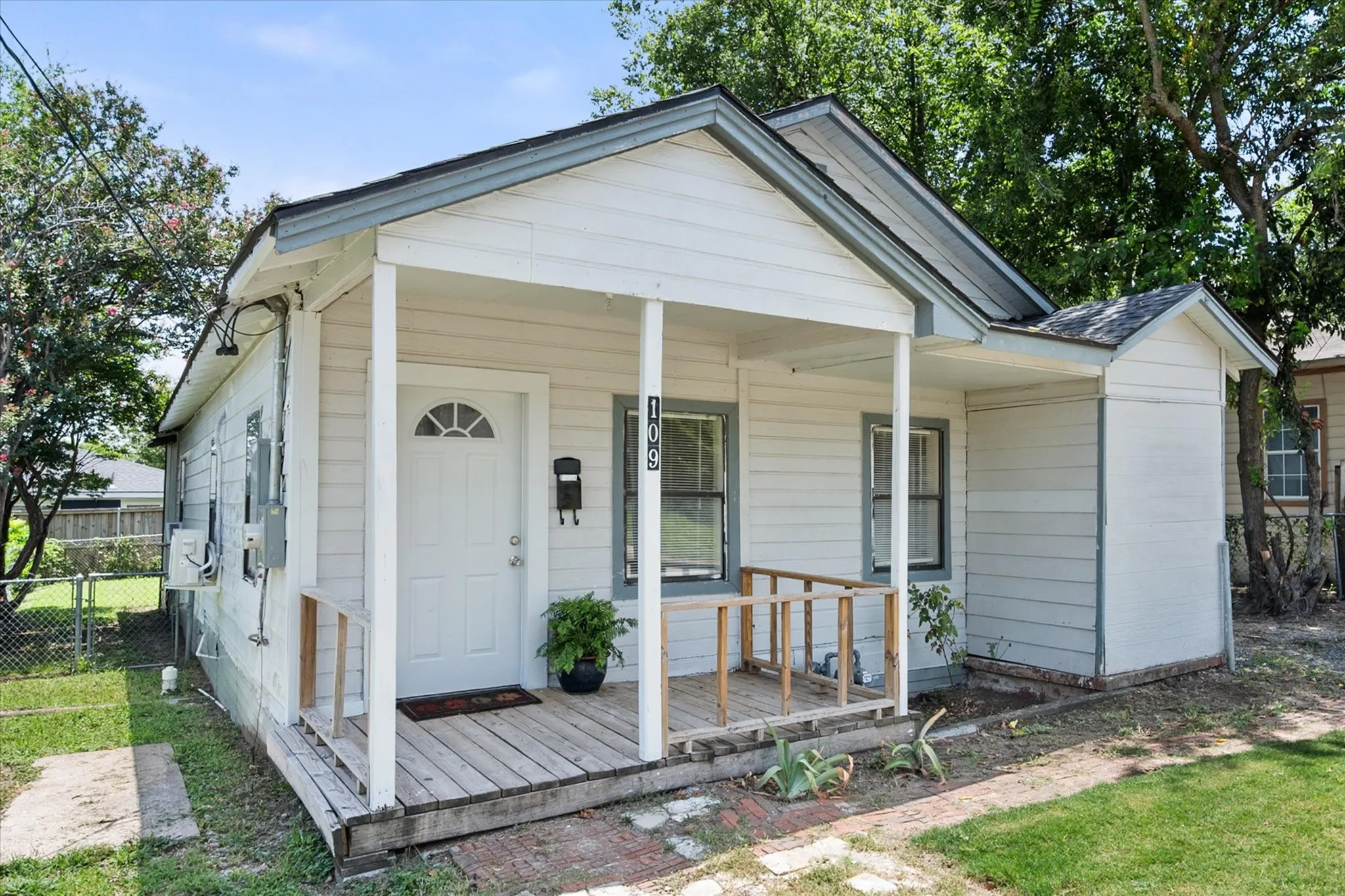 Single Family Residence For Sale in Ellis County , 109 E Tyler Street, Ennis, Texas 75119, 3 Bedroom, 2 Bathroom, Garage spaces, 1,605 Sqft, built in 1953, mls#21339305, Real Estate Agent in Ennis, Homes For Sale in Ellis county, Homes For Sale in Ennis, Realtor in Ennis Texas, Real Estate Brokerage Independent Realty Texas, Luminita Cordes Realtor