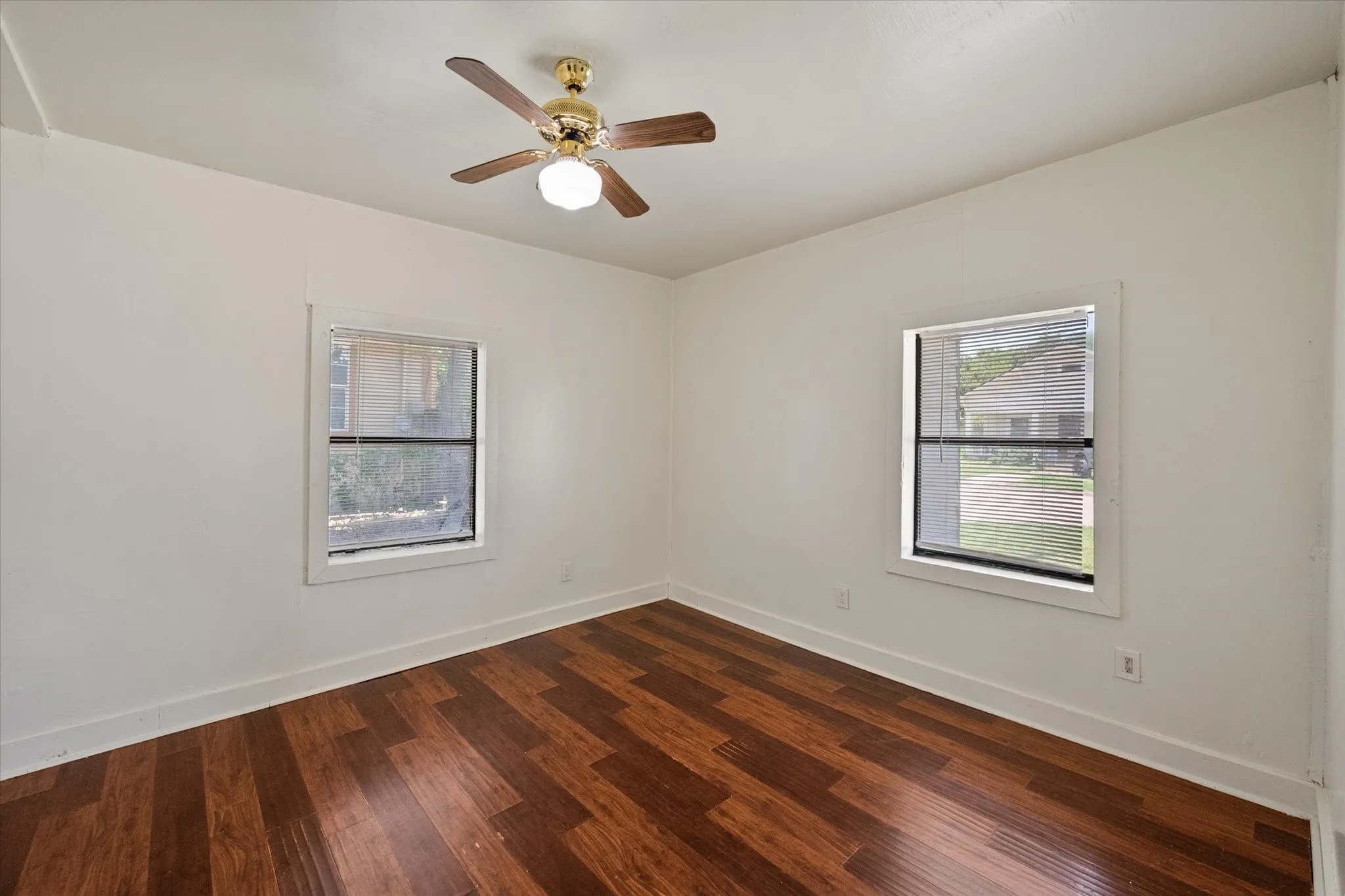 Single Family Residence For Sale in Ellis County , 109 E Tyler Street, Ennis, Texas 75119, 3 Bedroom, 2 Bathroom, Garage spaces, 1,605 Sqft, built in 1953, mls#21339305, Real Estate Agent in Ennis, Homes For Sale in Ellis county, Homes For Sale in Ennis, Realtor in Ennis Texas, Real Estate Brokerage Independent Realty Texas, Luminita Cordes Realtor