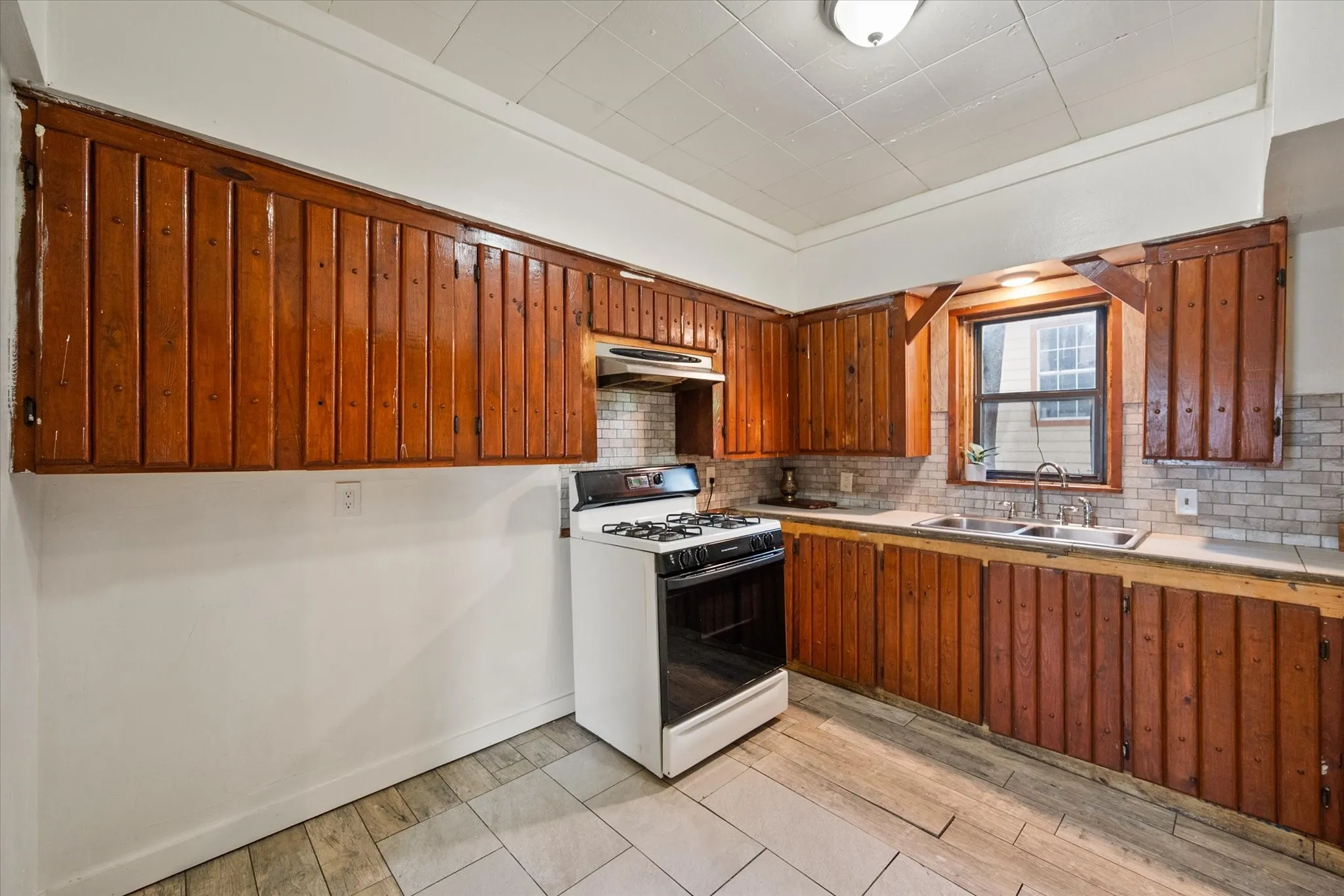 Single Family Residence For Sale in Ellis County , 109 E Tyler Street, Ennis, Texas 75119, 3 Bedroom, 2 Bathroom, Garage spaces, 1,605 Sqft, built in 1953, mls#21339305, Real Estate Agent in Ennis, Homes For Sale in Ellis county, Homes For Sale in Ennis, Realtor in Ennis Texas, Real Estate Brokerage Independent Realty Texas, Luminita Cordes Realtor