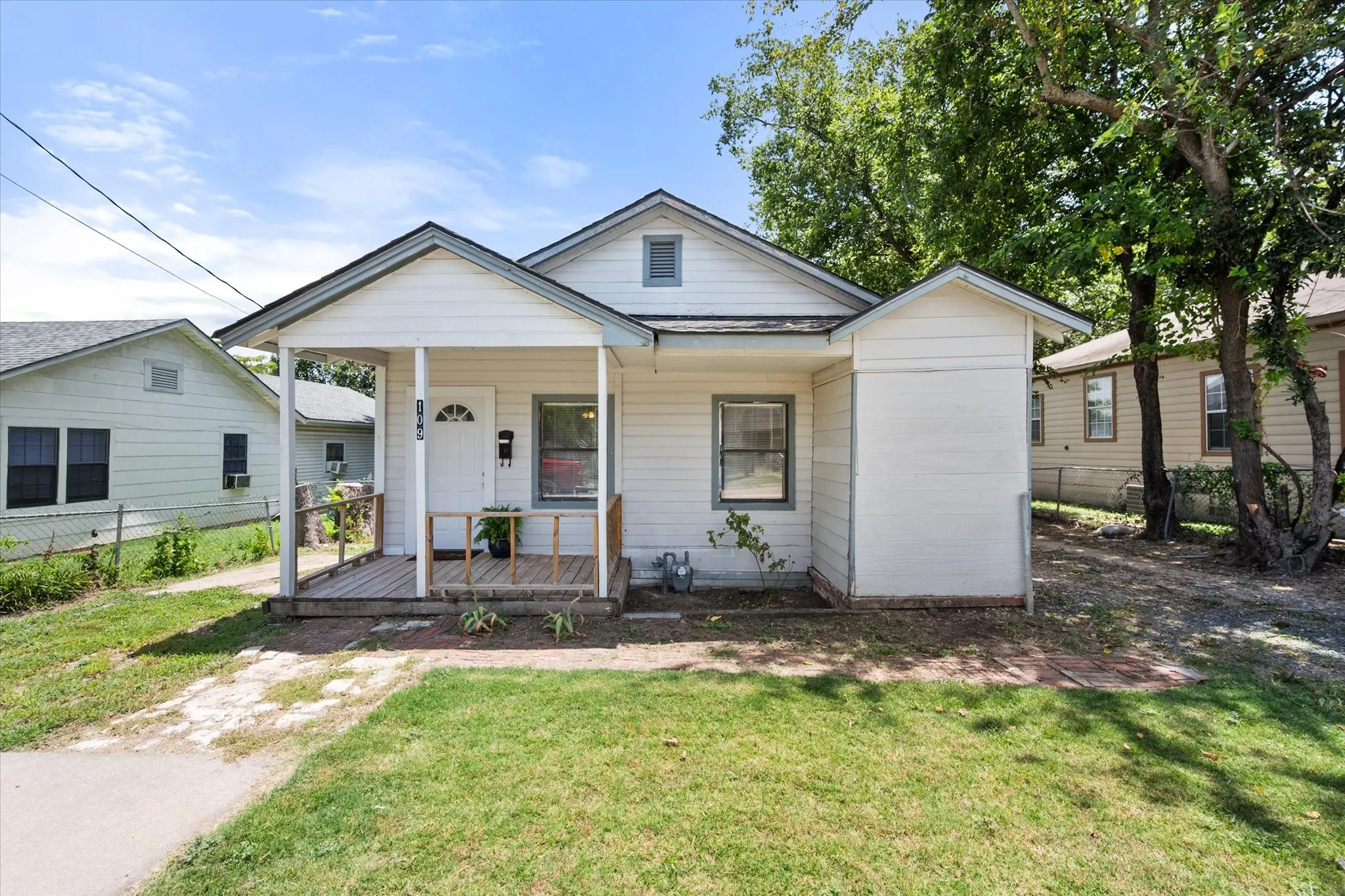Single Family Residence For Sale in Ellis County , 109 E Tyler Street, Ennis, Texas 75119, 3 Bedroom, 2 Bathroom, Garage spaces, 1,605 Sqft, built in 1953, mls#21339305, Real Estate Agent in Ennis, Homes For Sale in Ellis county, Homes For Sale in Ennis, Realtor in Ennis Texas, Real Estate Brokerage Independent Realty Texas, Luminita Cordes Realtor