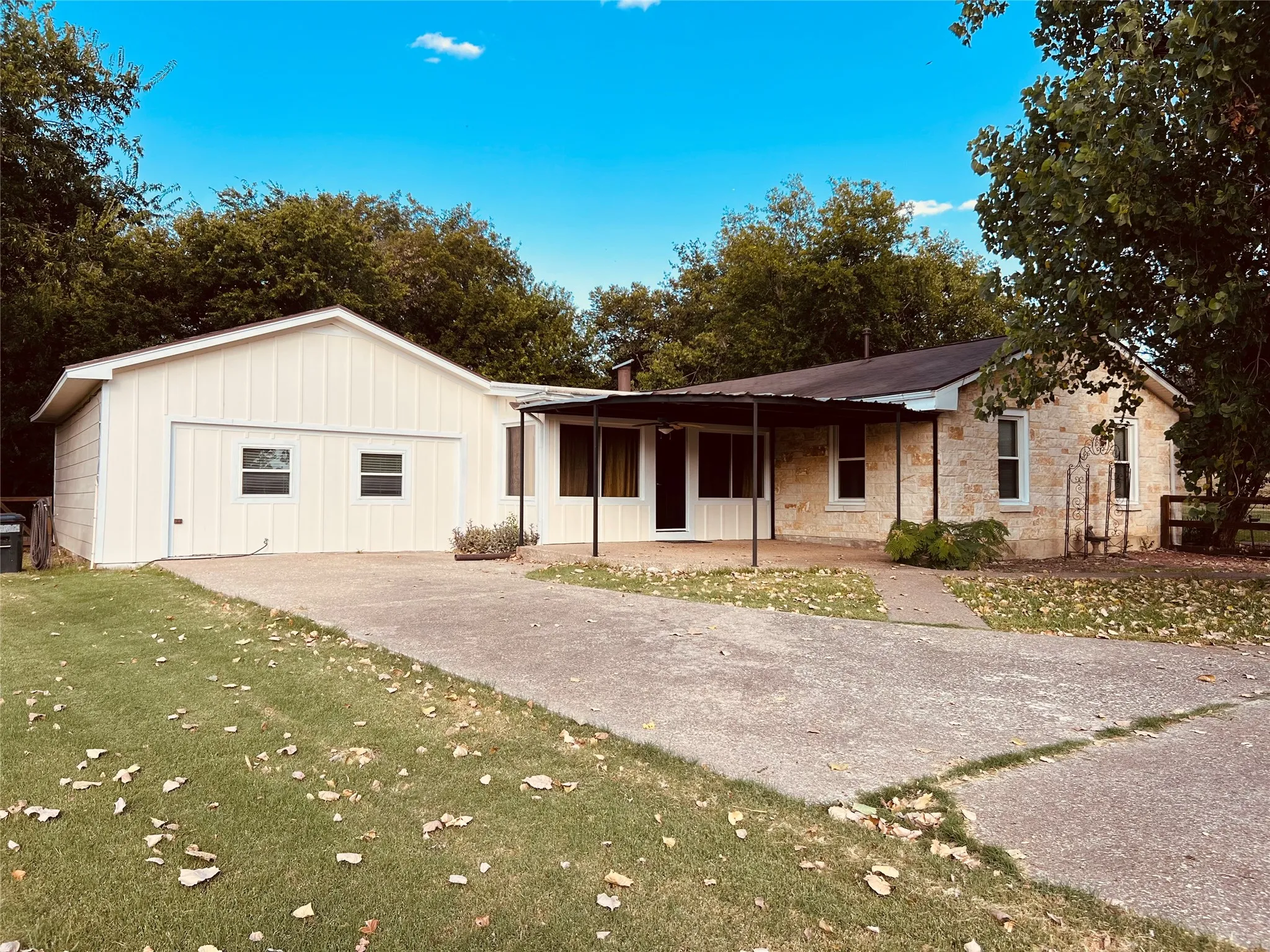 Single Family Residence For Sale in Mc Lennan County , 15180 Old China Spring Road, China Spring, Texas 76633, 4 Bedroom, 3 Bathroom, 1 Garage spaces, 2,422 Sqft, built in 1945, mls#21339615, Real Estate Agent in China Spring, Homes For Sale in Mc Lennan county, Homes For Sale in China Spring, Realtor in China Spring Texas, Real Estate Brokerage Independent Realty Texas, Luminita Cordes Realtor