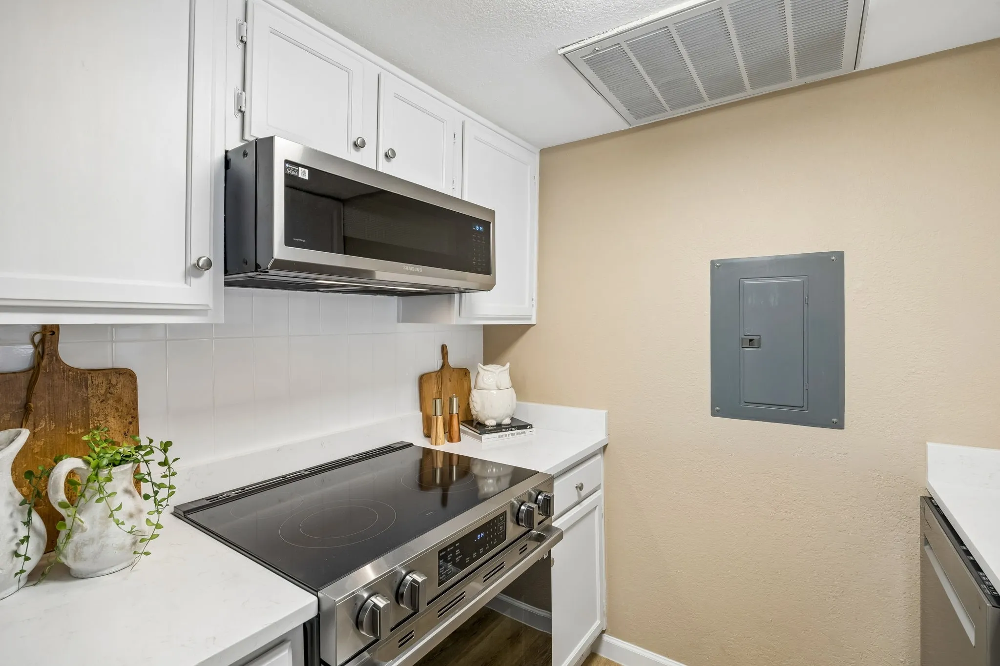Condominium For Sale in Dallas County , 449 Harris Street 101H, Coppell, Texas 75019, 2 Bedroom, 2 Bathroom, Garage spaces, 1,254 Sqft, built in 1985, mls#21334973, Real Estate Agent in Coppell, Homes For Sale in Dallas county, Homes For Sale in Coppell, Realtor in Coppell Texas, Real Estate Brokerage Independent Realty Texas, Luminita Cordes Realtor