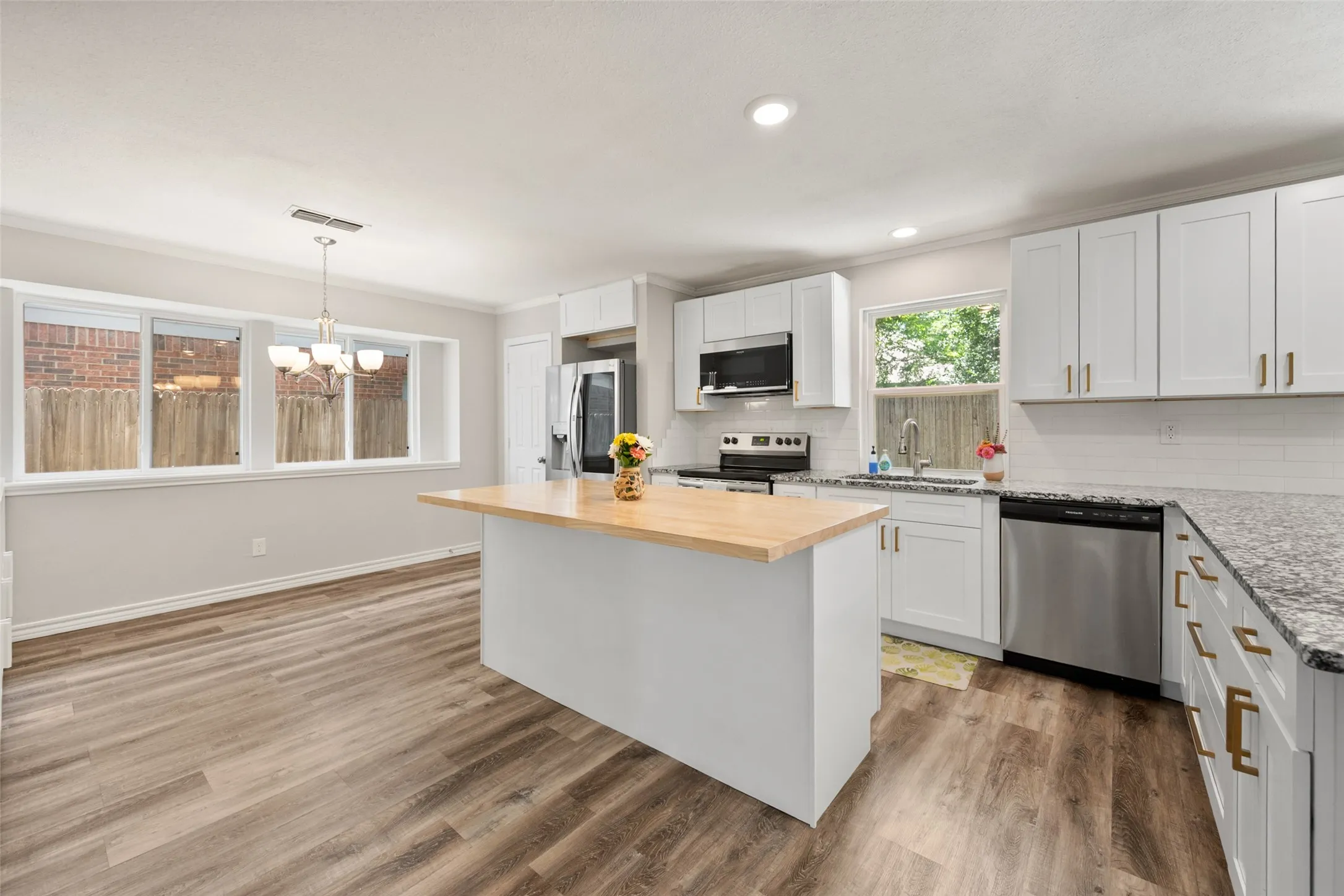 Single Family Residence For Sale in Tarrant County , 2216 Reverchon Drive, Arlington, Texas 76017, 3 Bedroom, 3 Bathroom, 2 Garage spaces, 2,134 Sqft, built in 1985, mls#21330186, Real Estate Agent in Arlington, Homes For Sale in Tarrant county, Homes For Sale in Arlington, Realtor in Arlington Texas, Real Estate Brokerage Independent Realty Texas, Luminita Cordes Realtor