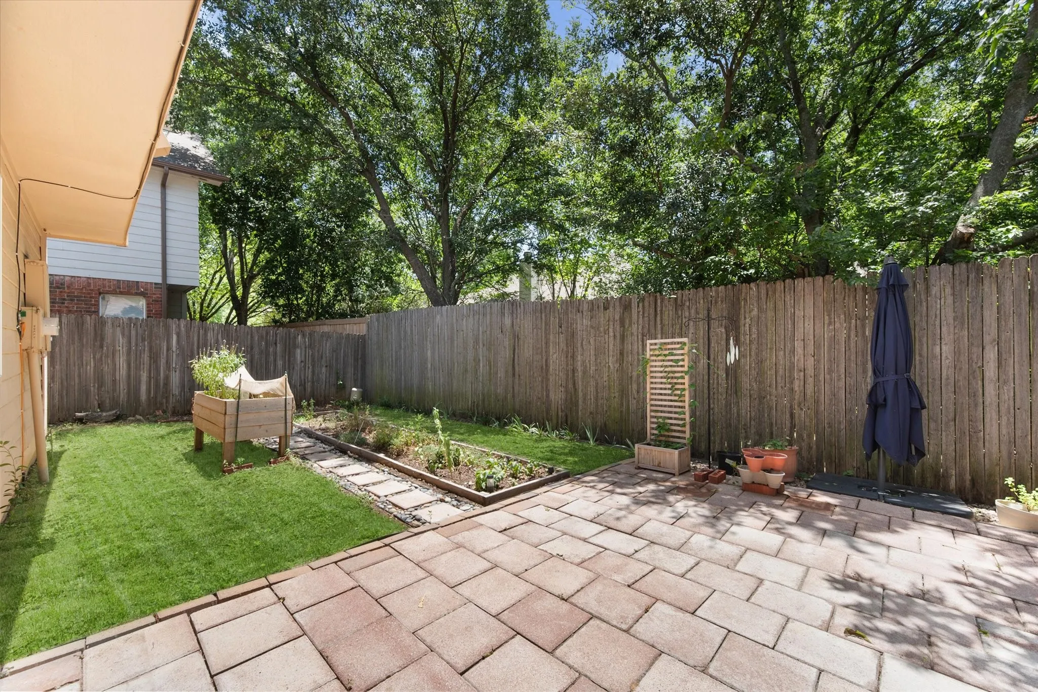 Single Family Residence For Sale in Tarrant County , 2216 Reverchon Drive, Arlington, Texas 76017, 3 Bedroom, 3 Bathroom, 2 Garage spaces, 2,134 Sqft, built in 1985, mls#21330186, Real Estate Agent in Arlington, Homes For Sale in Tarrant county, Homes For Sale in Arlington, Realtor in Arlington Texas, Real Estate Brokerage Independent Realty Texas, Luminita Cordes Realtor