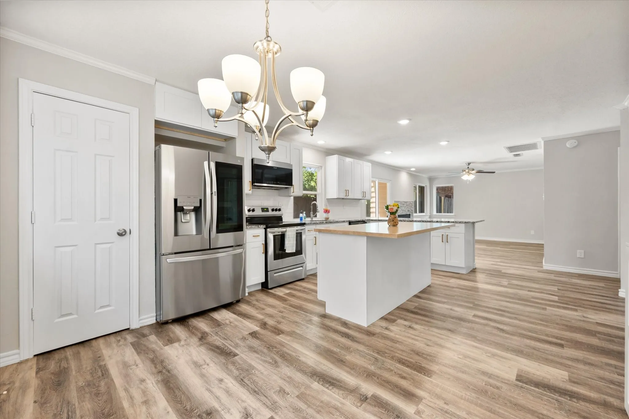 Single Family Residence For Sale in Tarrant County , 2216 Reverchon Drive, Arlington, Texas 76017, 3 Bedroom, 3 Bathroom, 2 Garage spaces, 2,134 Sqft, built in 1985, mls#21330186, Real Estate Agent in Arlington, Homes For Sale in Tarrant county, Homes For Sale in Arlington, Realtor in Arlington Texas, Real Estate Brokerage Independent Realty Texas, Luminita Cordes Realtor