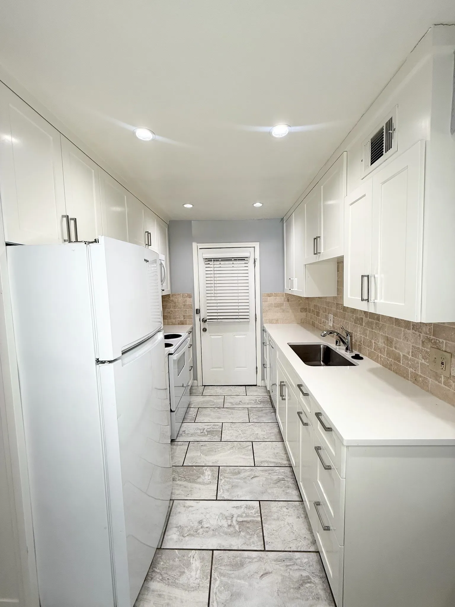 Condominium For Rent in Dallas County , 12888 Montfort Drive 144, Dallas, Texas 75230, 1 Bedroom, 1 Bathroom, Garage spaces, 663 Sqft, built in 1968, mls#21337433, Real Estate Agent in Dallas, Homes For Rent in Dallas county, Homes For Rent in Dallas, Realtor in Dallas Texas, Real Estate Brokerage Independent Realty Texas, Luminita Cordes Realtor