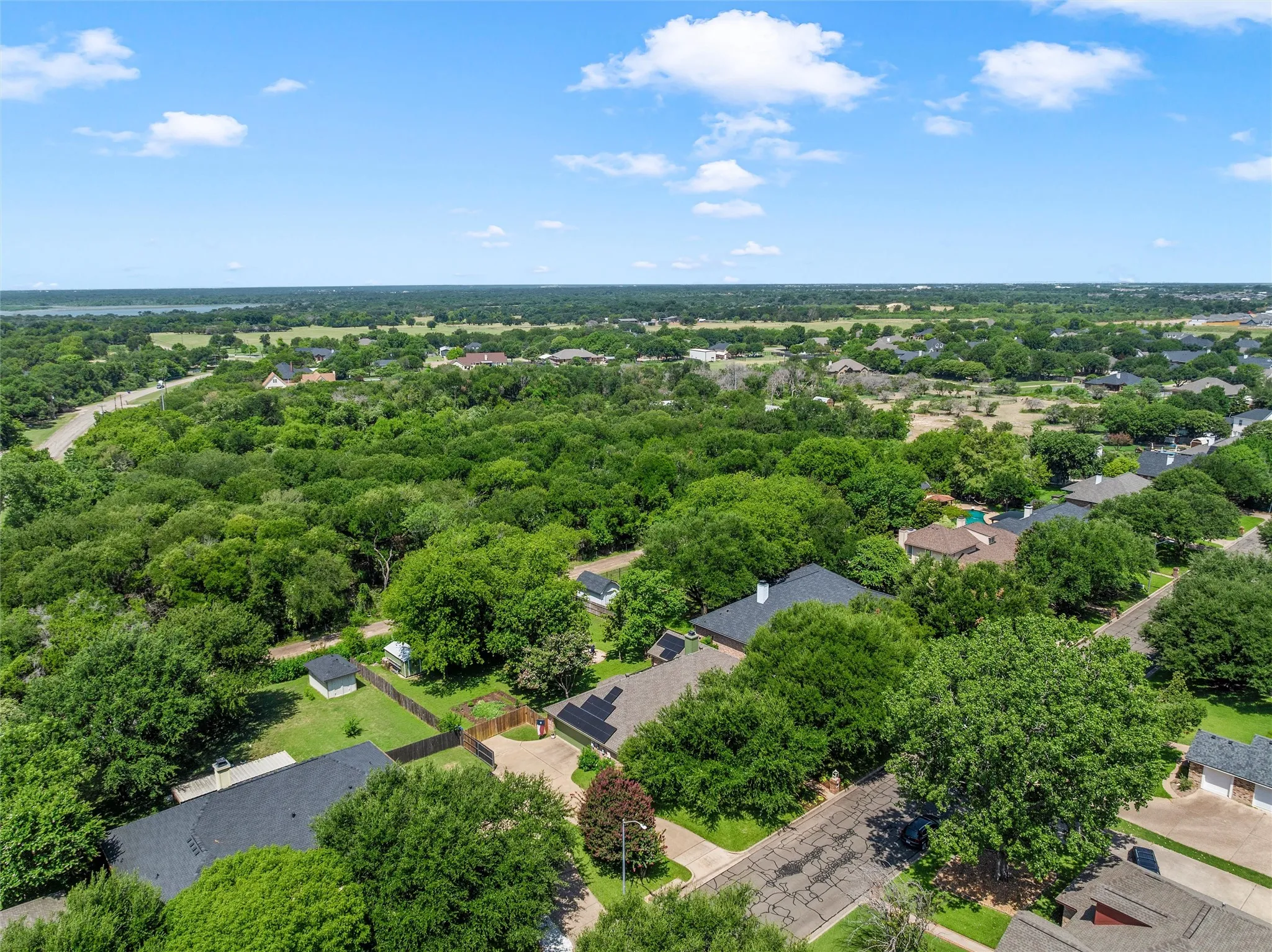 Single Family Residence For Sale in Mc Lennan County , 9408 Silverthorn Drive, Waco, Texas 76708, 4 Bedrooms, 3 Bathrooms, 2 Garage spaces, 2,199 Sqft, built in 2000, Price $414,900, mls#21338904, Real Estate Agent in Waco, Homes For Sale in Mc Lennan county, Homes For Sale in Waco, Realtor in Waco Texas, Real Estate Brokerage Independent Realty Texas, Luminita Cordes Realtor