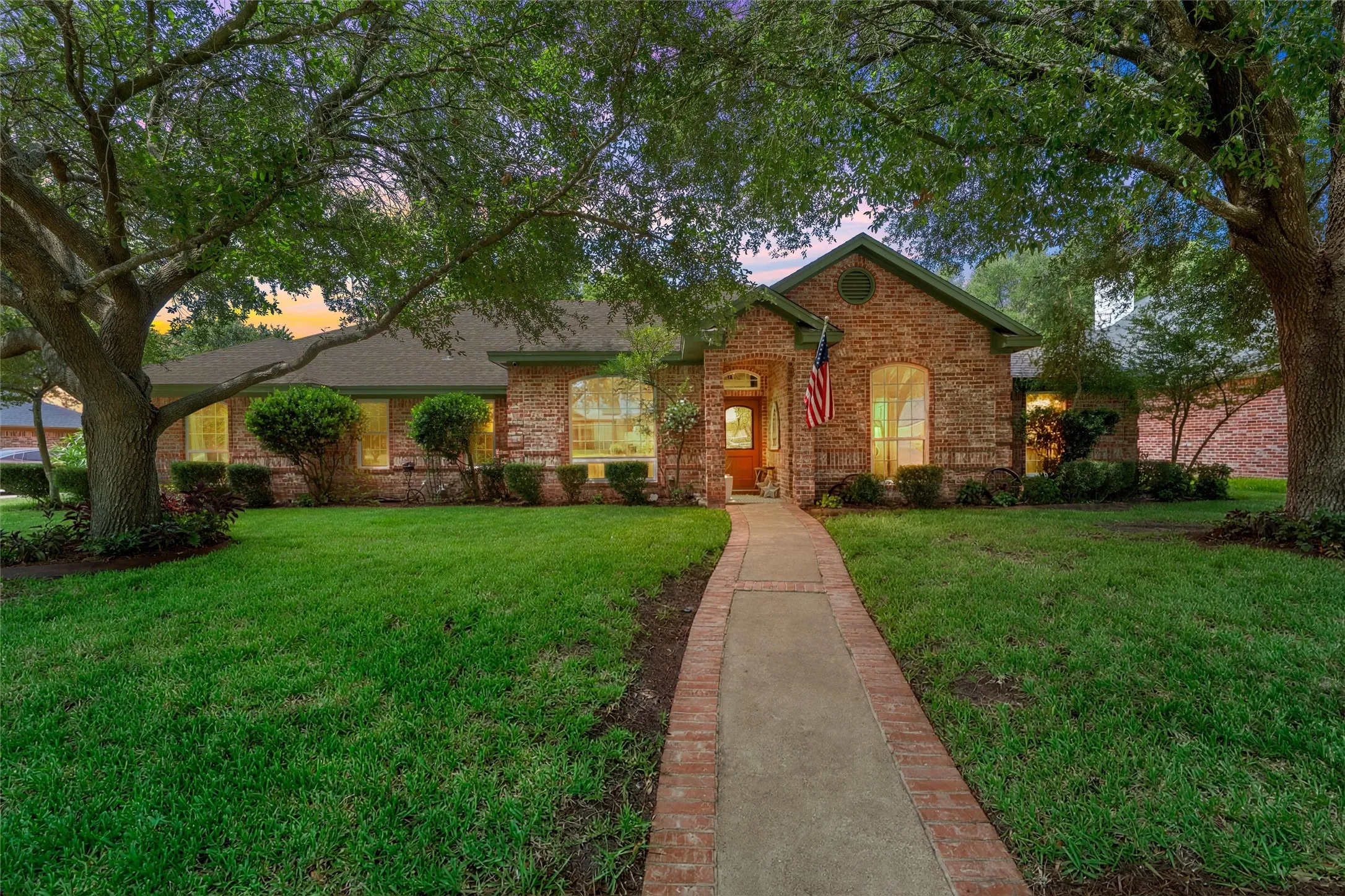 Single Family Residence For Sale in Mc Lennan County , 9408 Silverthorn Drive, Waco, Texas 76708, 4 Bedrooms, 3 Bathrooms, 2 Garage spaces, 2,199 Sqft, built in 2000, Price $414,900, mls#21338904, Real Estate Agent in Waco, Homes For Sale in Mc Lennan county, Homes For Sale in Waco, Realtor in Waco Texas, Real Estate Brokerage Independent Realty Texas, Luminita Cordes Realtor