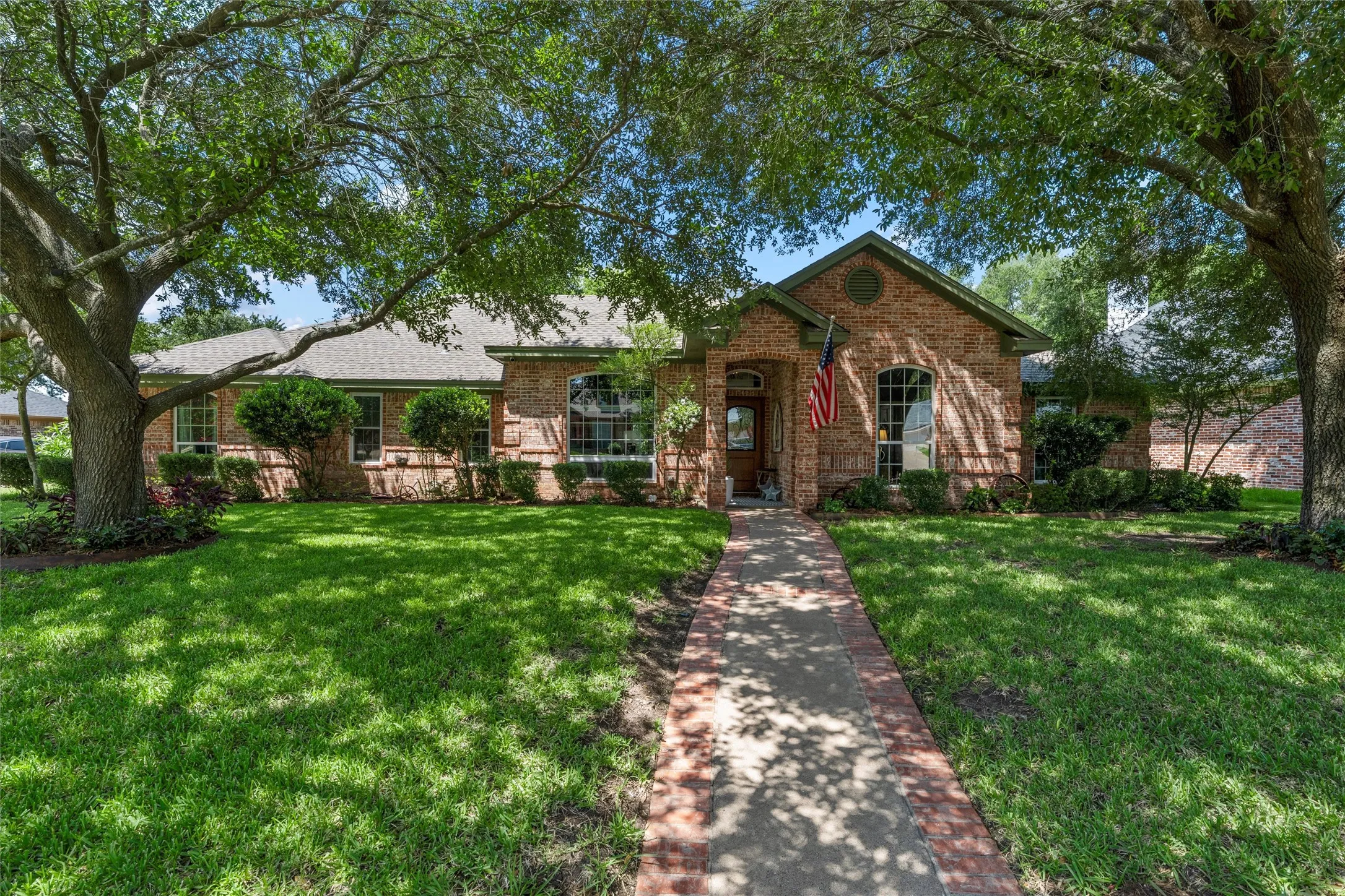 Single Family Residence For Sale in Mc Lennan County , 9408 Silverthorn Drive, Waco, Texas 76708, 4 Bedrooms, 3 Bathrooms, 2 Garage spaces, 2,199 Sqft, built in 2000, Price $414,900, mls#21338904, Real Estate Agent in Waco, Homes For Sale in Mc Lennan county, Homes For Sale in Waco, Realtor in Waco Texas, Real Estate Brokerage Independent Realty Texas, Luminita Cordes Realtor