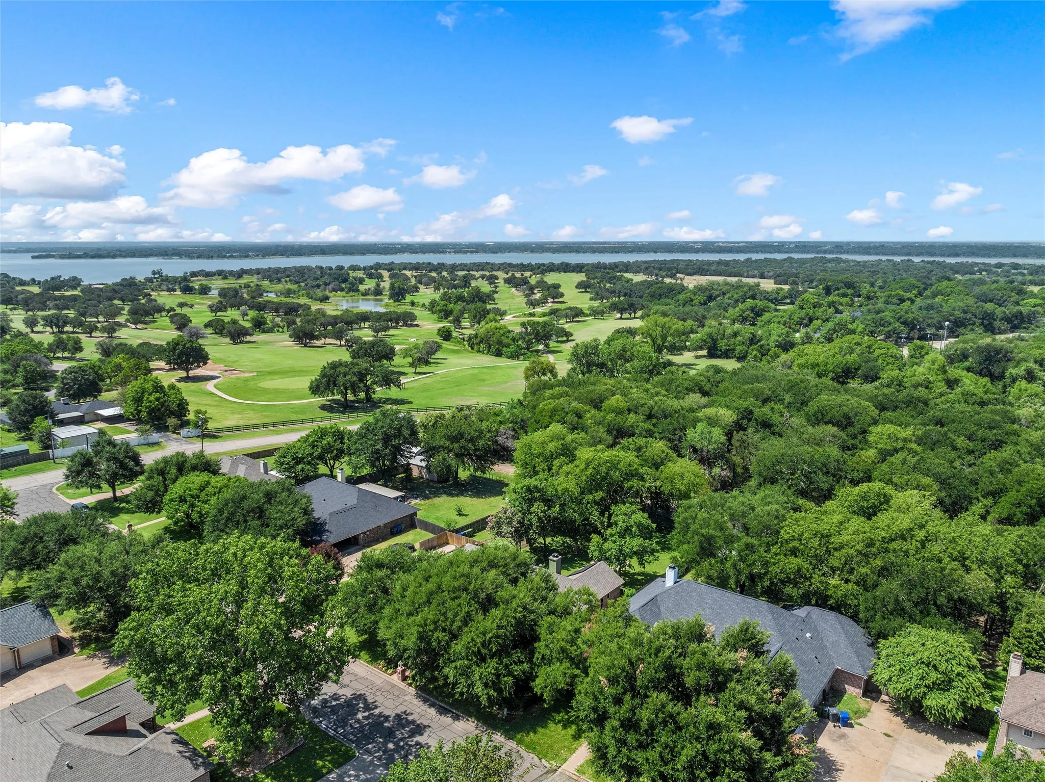 Single Family Residence For Sale in Mc Lennan County , 9408 Silverthorn Drive, Waco, Texas 76708, 4 Bedrooms, 3 Bathrooms, 2 Garage spaces, 2,199 Sqft, built in 2000, Price $414,900, mls#21338904, Real Estate Agent in Waco, Homes For Sale in Mc Lennan county, Homes For Sale in Waco, Realtor in Waco Texas, Real Estate Brokerage Independent Realty Texas, Luminita Cordes Realtor