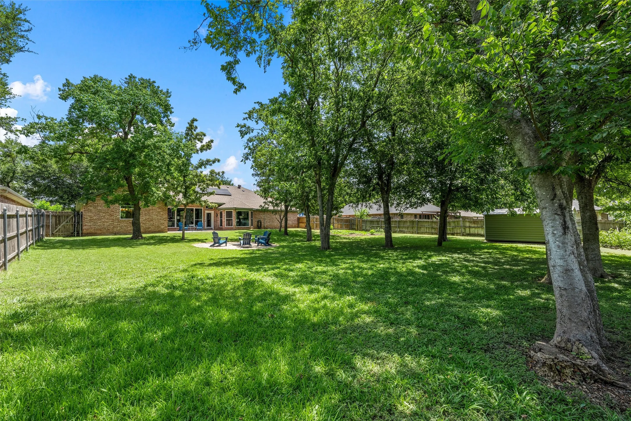 Single Family Residence For Sale in Mc Lennan County , 9408 Silverthorn Drive, Waco, Texas 76708, 4 Bedrooms, 3 Bathrooms, 2 Garage spaces, 2,199 Sqft, built in 2000, Price $414,900, mls#21338904, Real Estate Agent in Waco, Homes For Sale in Mc Lennan county, Homes For Sale in Waco, Realtor in Waco Texas, Real Estate Brokerage Independent Realty Texas, Luminita Cordes Realtor