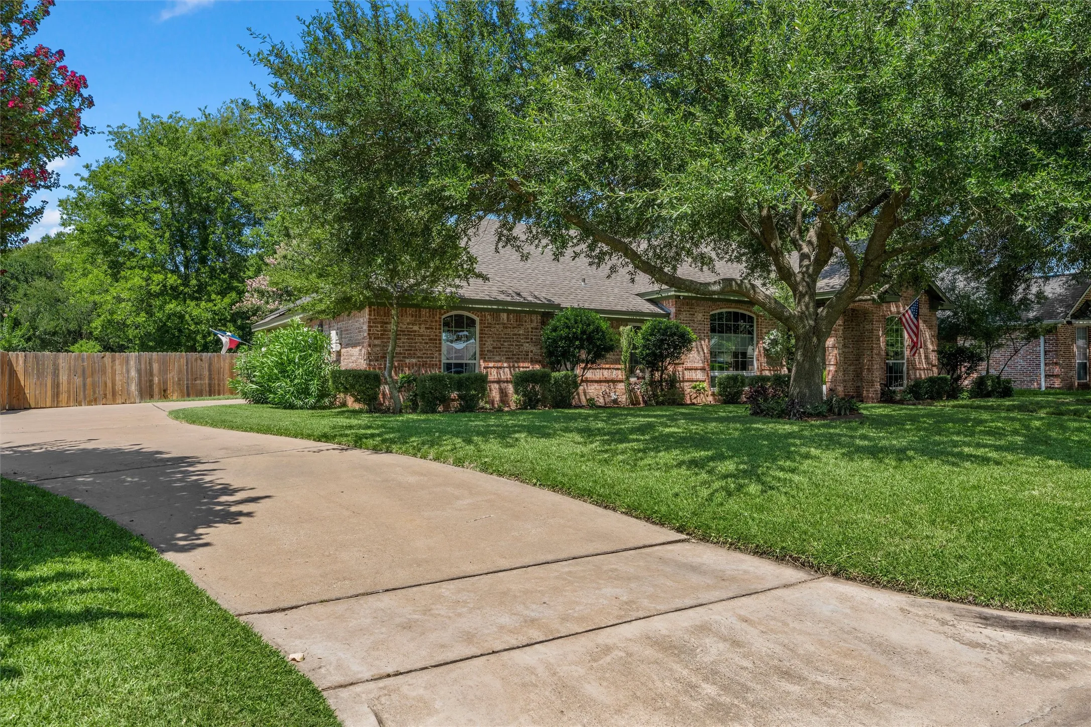 Single Family Residence For Sale in Mc Lennan County , 9408 Silverthorn Drive, Waco, Texas 76708, 4 Bedrooms, 3 Bathrooms, 2 Garage spaces, 2,199 Sqft, built in 2000, Price $414,900, mls#21338904, Real Estate Agent in Waco, Homes For Sale in Mc Lennan county, Homes For Sale in Waco, Realtor in Waco Texas, Real Estate Brokerage Independent Realty Texas, Luminita Cordes Realtor