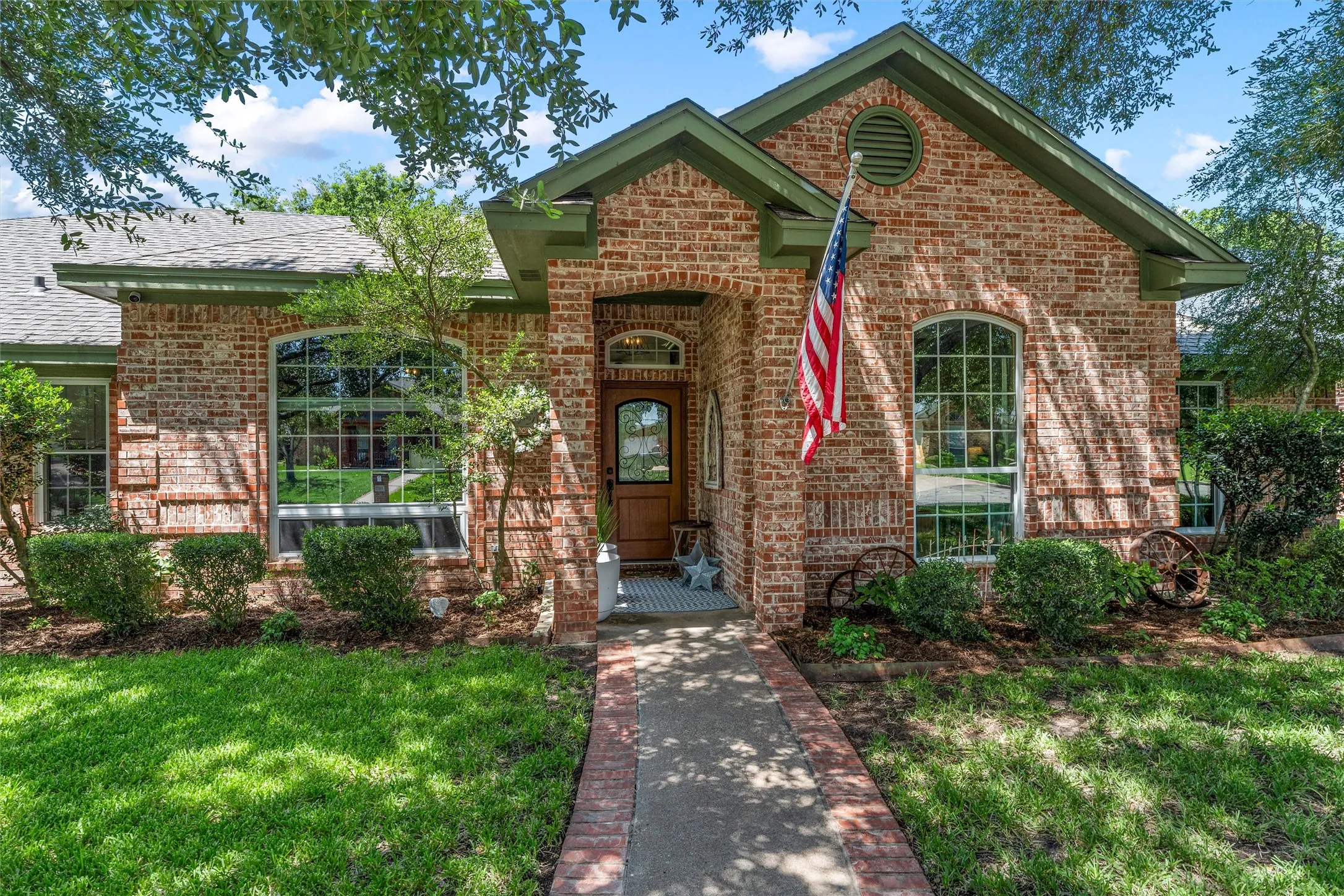 Single Family Residence For Sale in Mc Lennan County , 9408 Silverthorn Drive, Waco, Texas 76708, 4 Bedrooms, 3 Bathrooms, 2 Garage spaces, 2,199 Sqft, built in 2000, Price $414,900, mls#21338904, Real Estate Agent in Waco, Homes For Sale in Mc Lennan county, Homes For Sale in Waco, Realtor in Waco Texas, Real Estate Brokerage Independent Realty Texas, Luminita Cordes Realtor