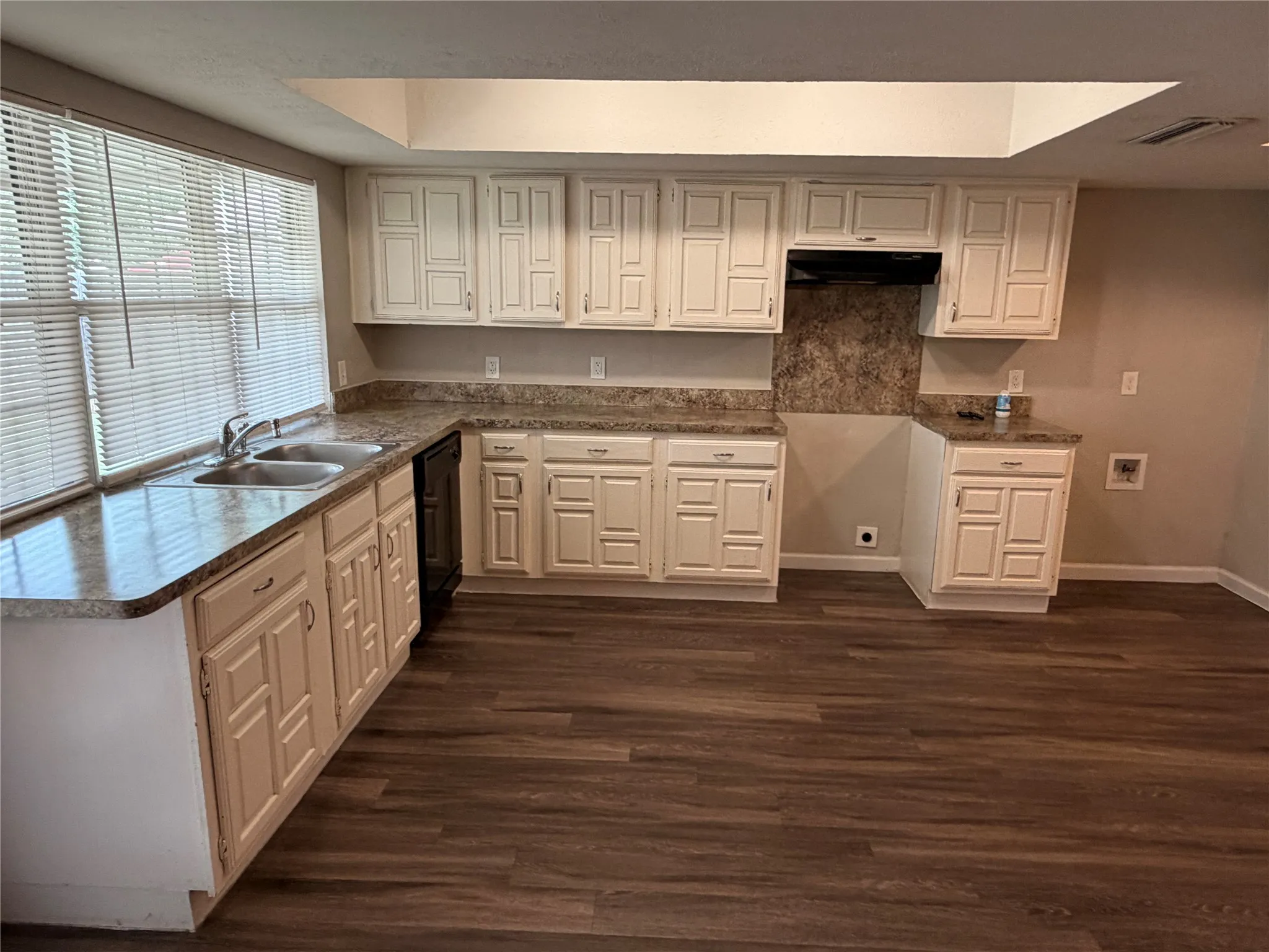 Single Family Residence For Rent in Dallas County , 1914 Chisholm Trail, Grand Prairie, Texas 75052, 3 Bedroom, 2 Bathroom, 2 Garage spaces, 1,892 Sqft, built in 1978, mls#21339638, Real Estate Agent in Grand Prairie, Homes For Rent in Dallas county, Homes For Rent in Grand Prairie, Realtor in Grand Prairie Texas, Real Estate Brokerage Independent Realty Texas, Luminita Cordes Realtor