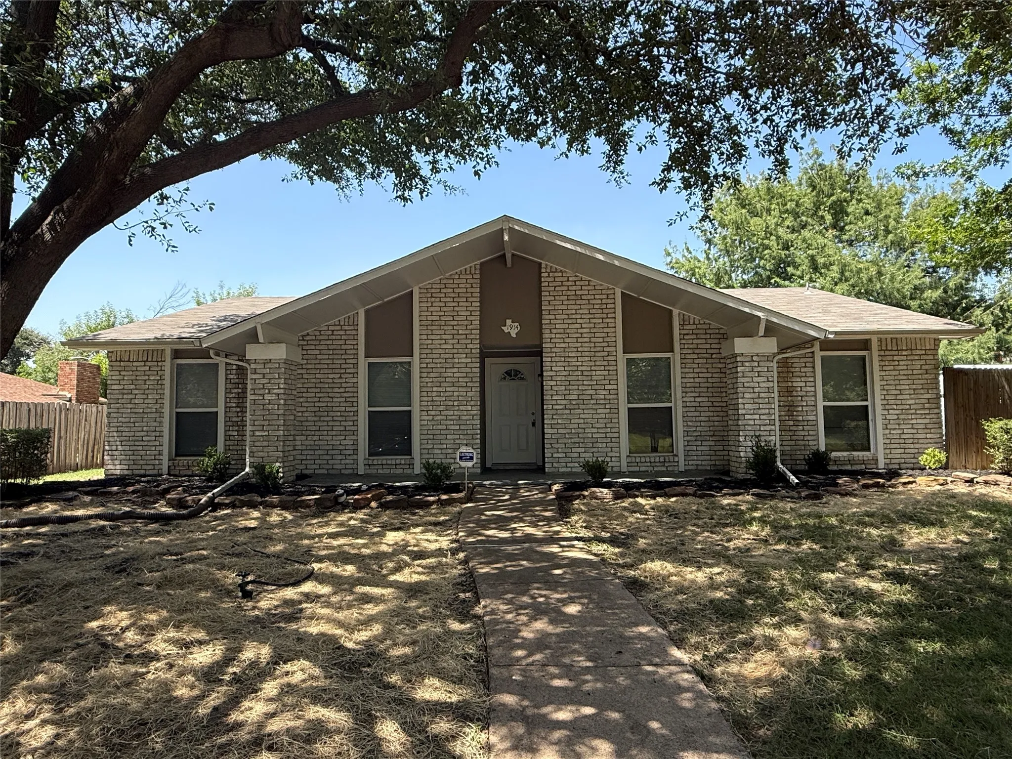 Single Family Residence For Rent in Dallas County , 1914 Chisholm Trail, Grand Prairie, Texas 75052, 3 Bedroom, 2 Bathroom, 2 Garage spaces, 1,892 Sqft, built in 1978, mls#21339638, Real Estate Agent in Grand Prairie, Homes For Rent in Dallas county, Homes For Rent in Grand Prairie, Realtor in Grand Prairie Texas, Real Estate Brokerage Independent Realty Texas, Luminita Cordes Realtor