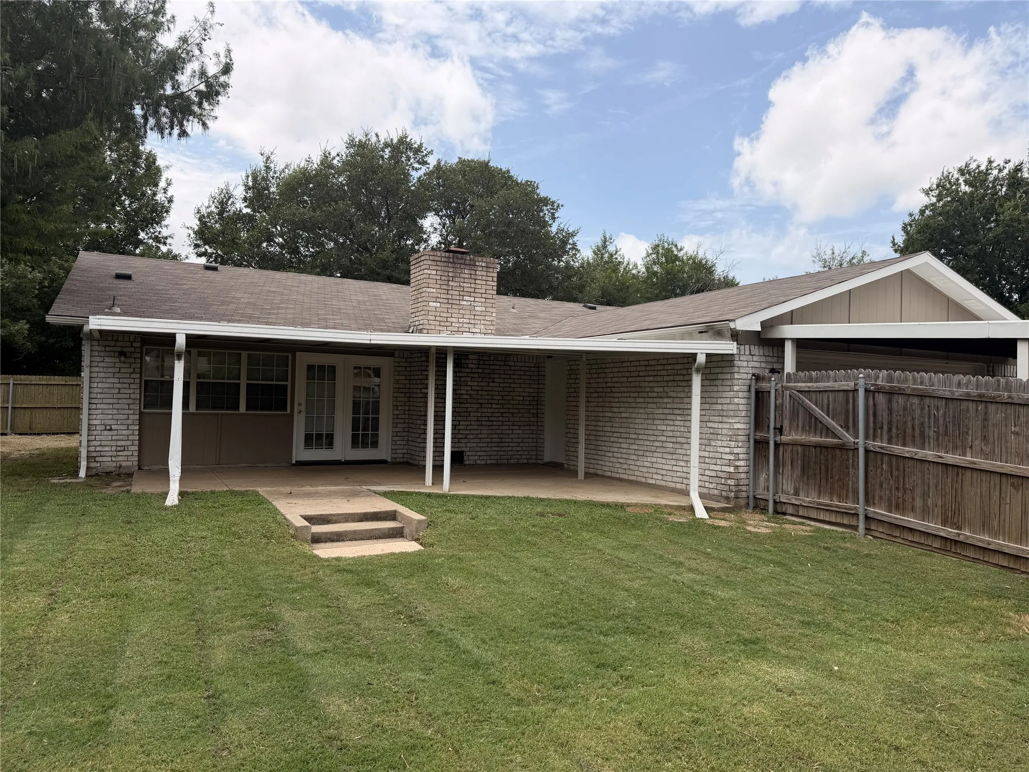 Single Family Residence For Rent in Dallas County , 1914 Chisholm Trail, Grand Prairie, Texas 75052, 3 Bedroom, 2 Bathroom, 2 Garage spaces, 1,892 Sqft, built in 1978, mls#21339638, Real Estate Agent in Grand Prairie, Homes For Rent in Dallas county, Homes For Rent in Grand Prairie, Realtor in Grand Prairie Texas, Real Estate Brokerage Independent Realty Texas, Luminita Cordes Realtor