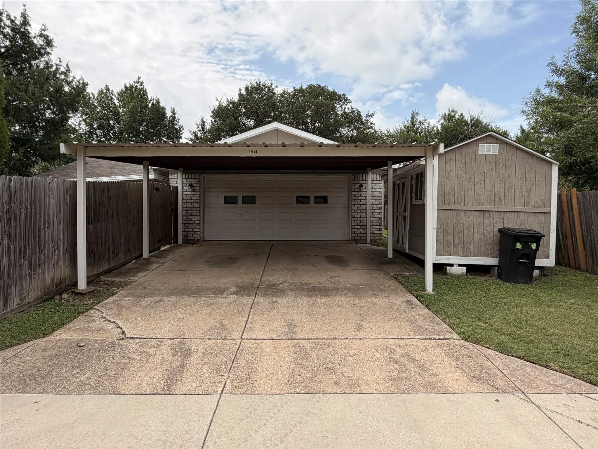 Single Family Residence For Rent in Dallas County , 1914 Chisholm Trail, Grand Prairie, Texas 75052, 3 Bedroom, 2 Bathroom, 2 Garage spaces, 1,892 Sqft, built in 1978, mls#21339638, Real Estate Agent in Grand Prairie, Homes For Rent in Dallas county, Homes For Rent in Grand Prairie, Realtor in Grand Prairie Texas, Real Estate Brokerage Independent Realty Texas, Luminita Cordes Realtor