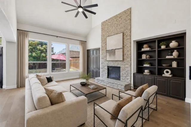 Living Room
(staged)