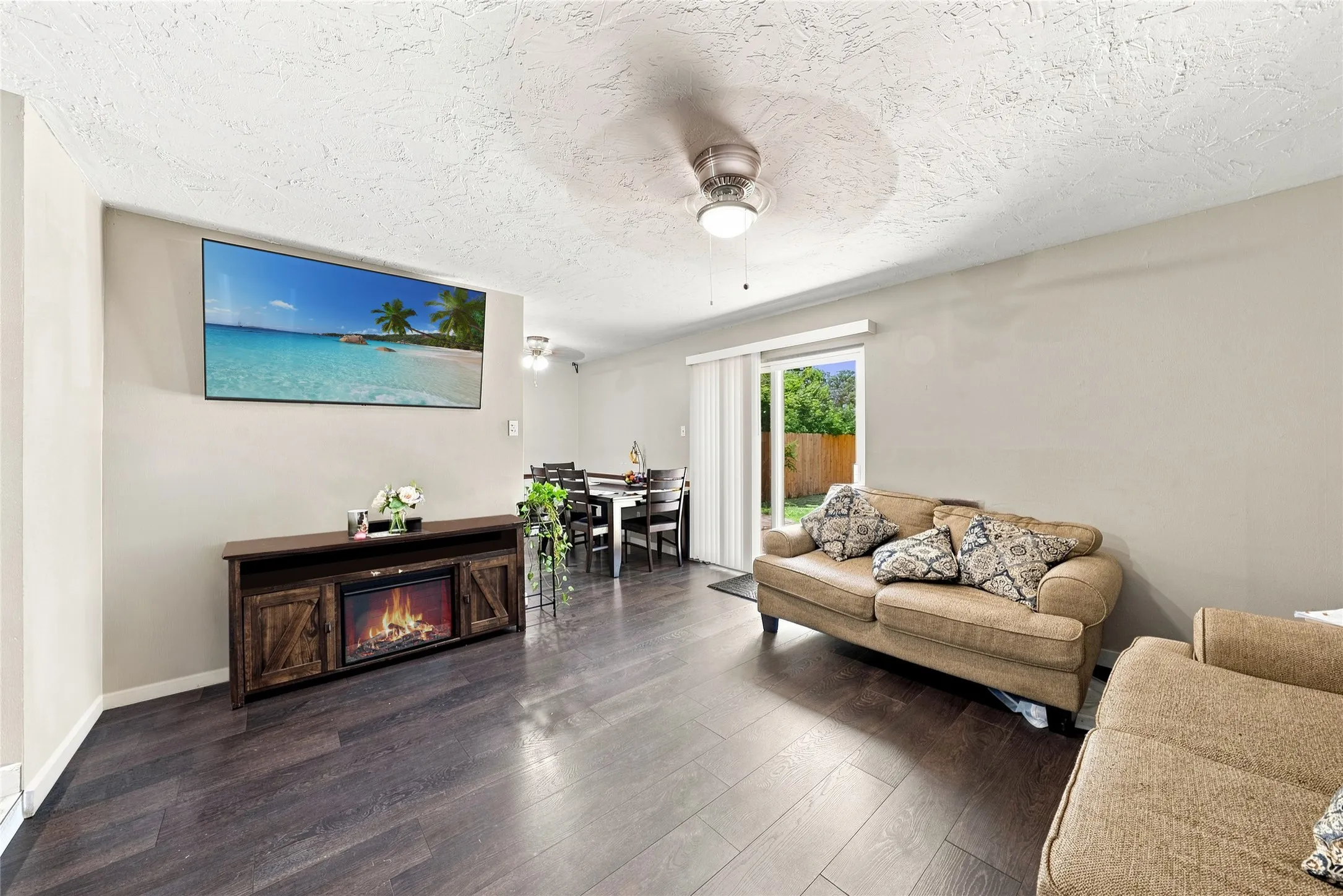 Single Family Residence For Sale in Dallas County , 2621 Burning Tree Lane, Irving, Texas 75062, 3 Bedrooms, 2 Bathrooms, 1 Garage spaces, 1,215 Sqft, built in 1963, Price $315,000, mls#21330917, Real Estate Agent in Irving, Homes For Sale in Dallas county, Homes For Sale in Irving, Realtor in Irving Texas, Real Estate Brokerage Independent Realty Texas, Luminita Cordes Realtor