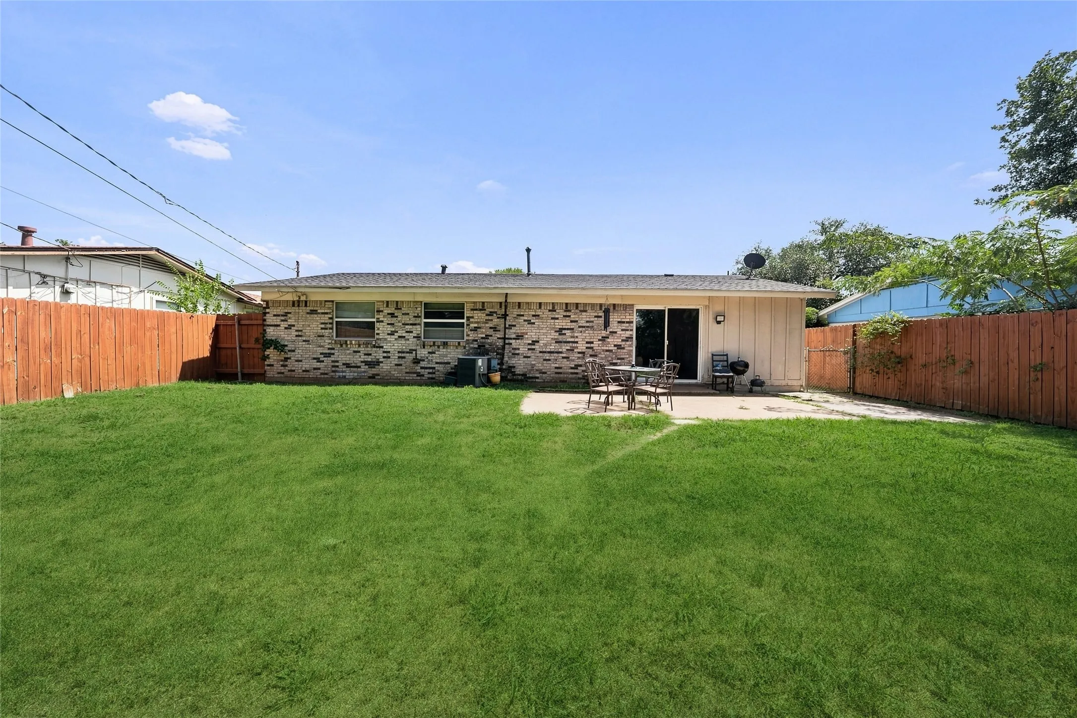 Single Family Residence For Sale in Dallas County , 2621 Burning Tree Lane, Irving, Texas 75062, 3 Bedrooms, 2 Bathrooms, 1 Garage spaces, 1,215 Sqft, built in 1963, Price $315,000, mls#21330917, Real Estate Agent in Irving, Homes For Sale in Dallas county, Homes For Sale in Irving, Realtor in Irving Texas, Real Estate Brokerage Independent Realty Texas, Luminita Cordes Realtor