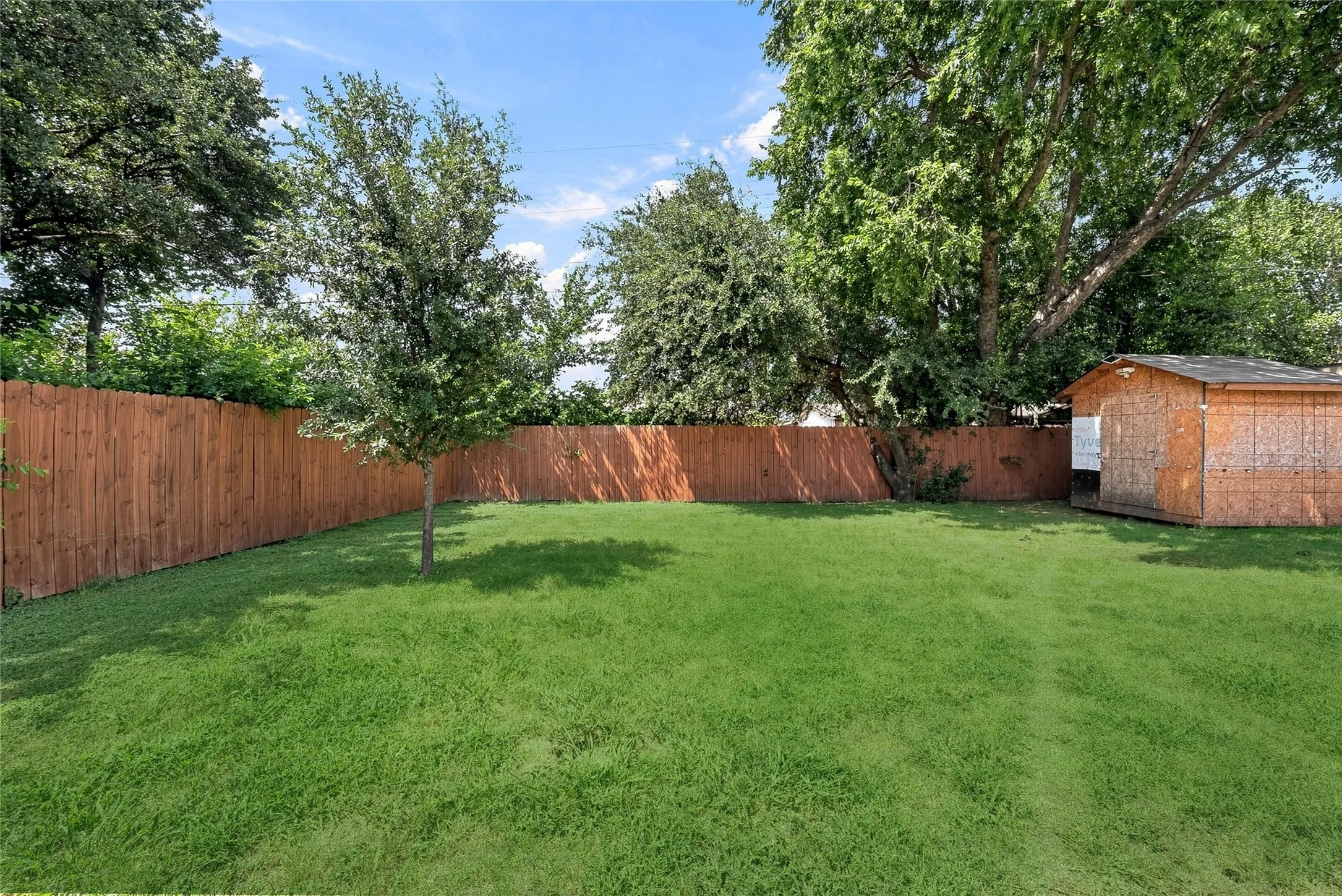 Single Family Residence For Sale in Dallas County , 2621 Burning Tree Lane, Irving, Texas 75062, 3 Bedrooms, 2 Bathrooms, 1 Garage spaces, 1,215 Sqft, built in 1963, Price $315,000, mls#21330917, Real Estate Agent in Irving, Homes For Sale in Dallas county, Homes For Sale in Irving, Realtor in Irving Texas, Real Estate Brokerage Independent Realty Texas, Luminita Cordes Realtor