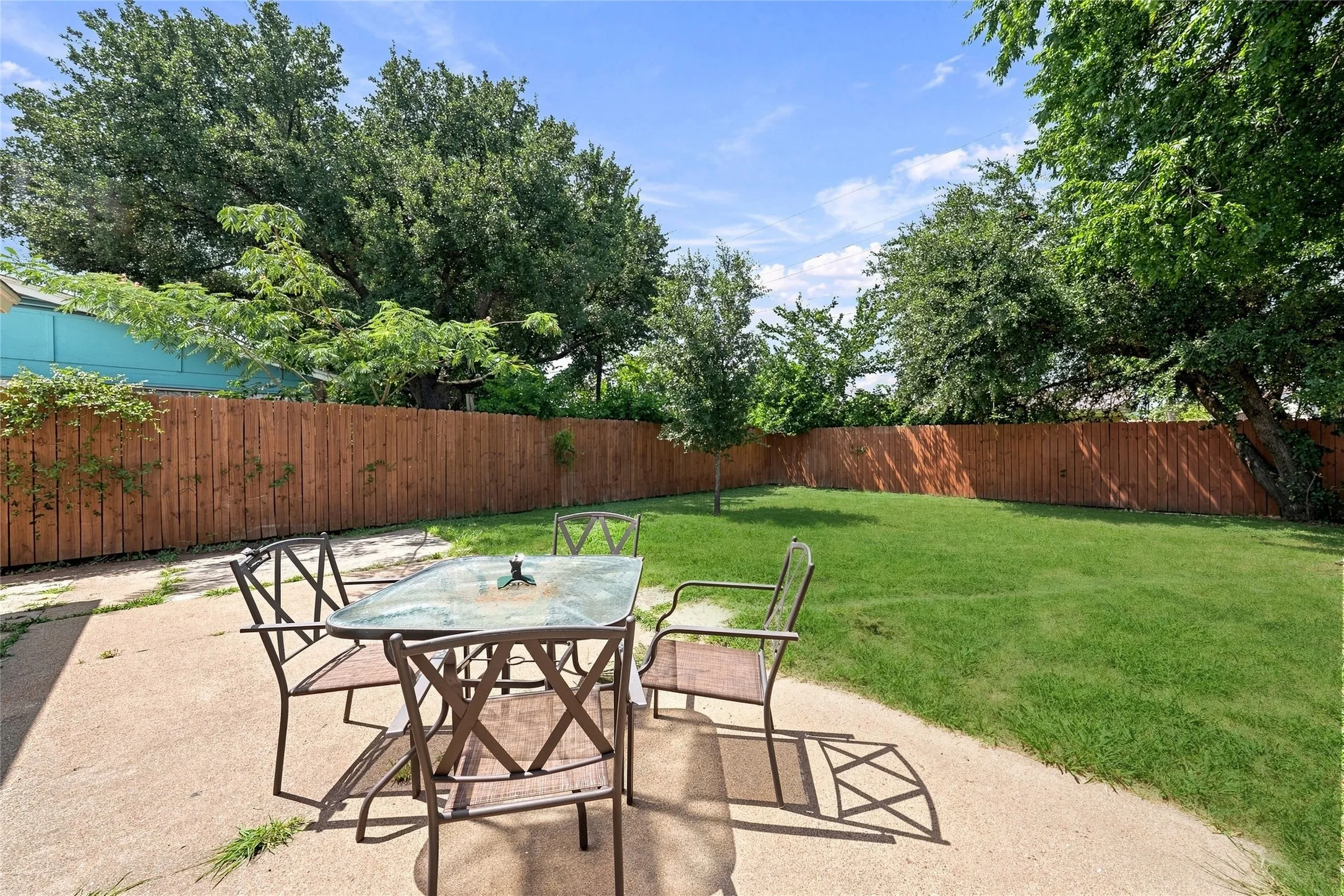 Single Family Residence For Sale in Dallas County , 2621 Burning Tree Lane, Irving, Texas 75062, 3 Bedrooms, 2 Bathrooms, 1 Garage spaces, 1,215 Sqft, built in 1963, Price $315,000, mls#21330917, Real Estate Agent in Irving, Homes For Sale in Dallas county, Homes For Sale in Irving, Realtor in Irving Texas, Real Estate Brokerage Independent Realty Texas, Luminita Cordes Realtor