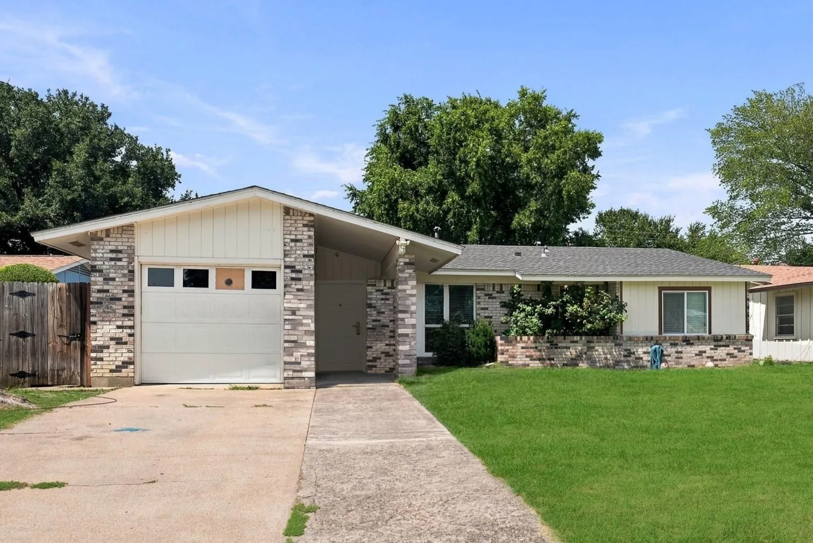 Single Family Residence For Sale in Dallas County , 2621 Burning Tree Lane, Irving, Texas 75062, 3 Bedrooms, 2 Bathrooms, 1 Garage spaces, 1,215 Sqft, built in 1963, Price $315,000, mls#21330917, Real Estate Agent in Irving, Homes For Sale in Dallas county, Homes For Sale in Irving, Realtor in Irving Texas, Real Estate Brokerage Independent Realty Texas, Luminita Cordes Realtor
