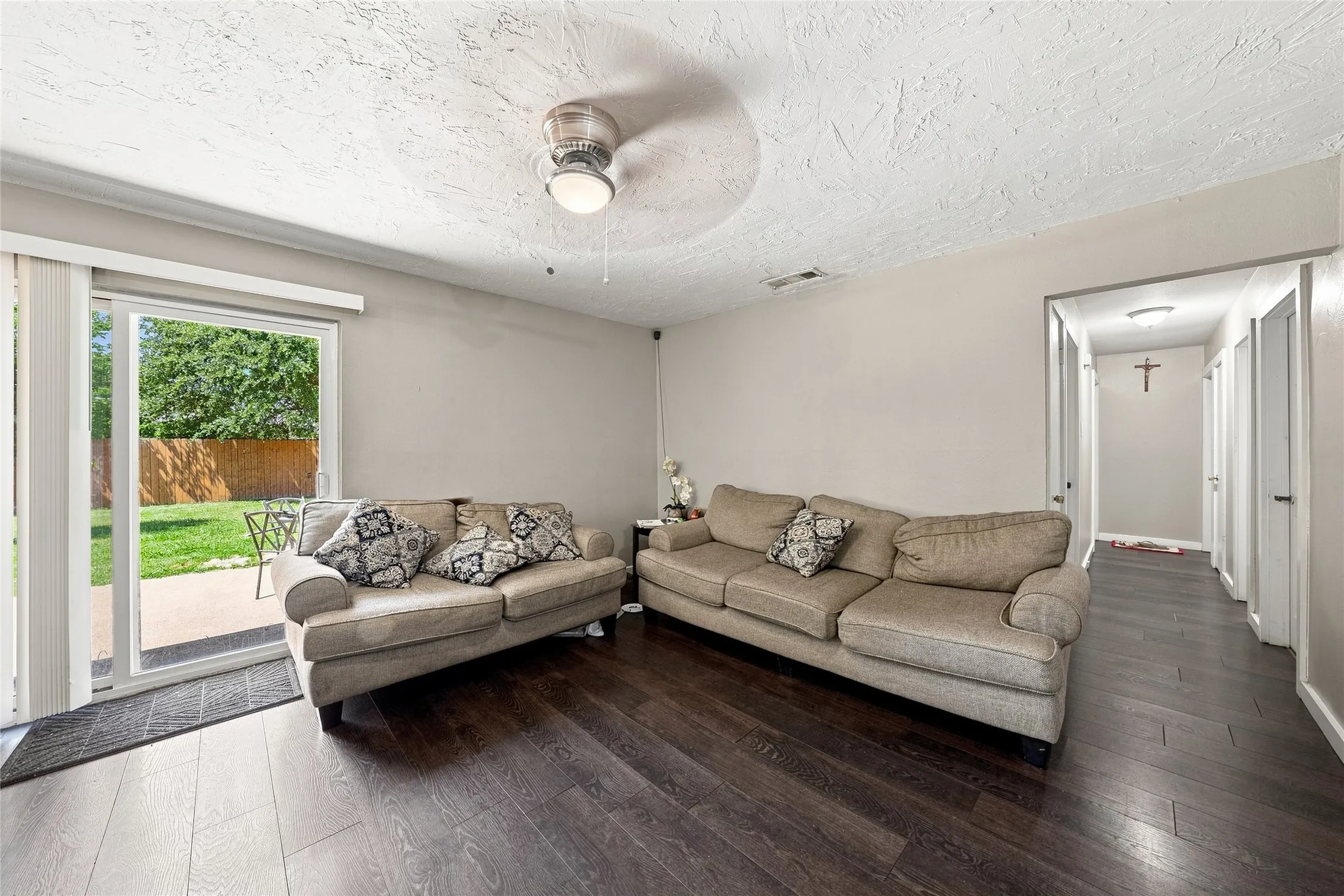 Single Family Residence For Sale in Dallas County , 2621 Burning Tree Lane, Irving, Texas 75062, 3 Bedrooms, 2 Bathrooms, 1 Garage spaces, 1,215 Sqft, built in 1963, Price $315,000, mls#21330917, Real Estate Agent in Irving, Homes For Sale in Dallas county, Homes For Sale in Irving, Realtor in Irving Texas, Real Estate Brokerage Independent Realty Texas, Luminita Cordes Realtor
