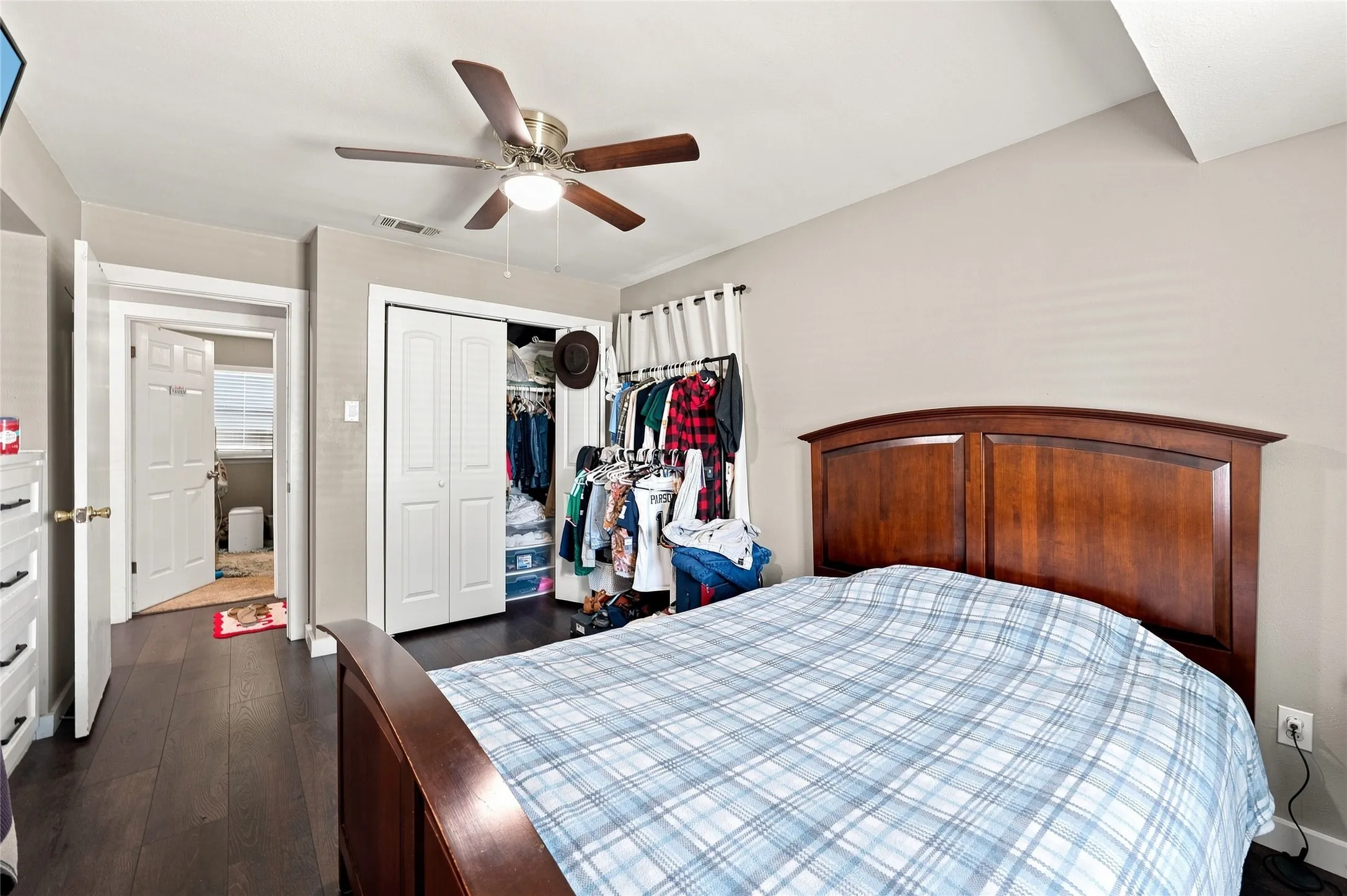Single Family Residence For Sale in Dallas County , 2621 Burning Tree Lane, Irving, Texas 75062, 3 Bedrooms, 2 Bathrooms, 1 Garage spaces, 1,215 Sqft, built in 1963, Price $315,000, mls#21330917, Real Estate Agent in Irving, Homes For Sale in Dallas county, Homes For Sale in Irving, Realtor in Irving Texas, Real Estate Brokerage Independent Realty Texas, Luminita Cordes Realtor