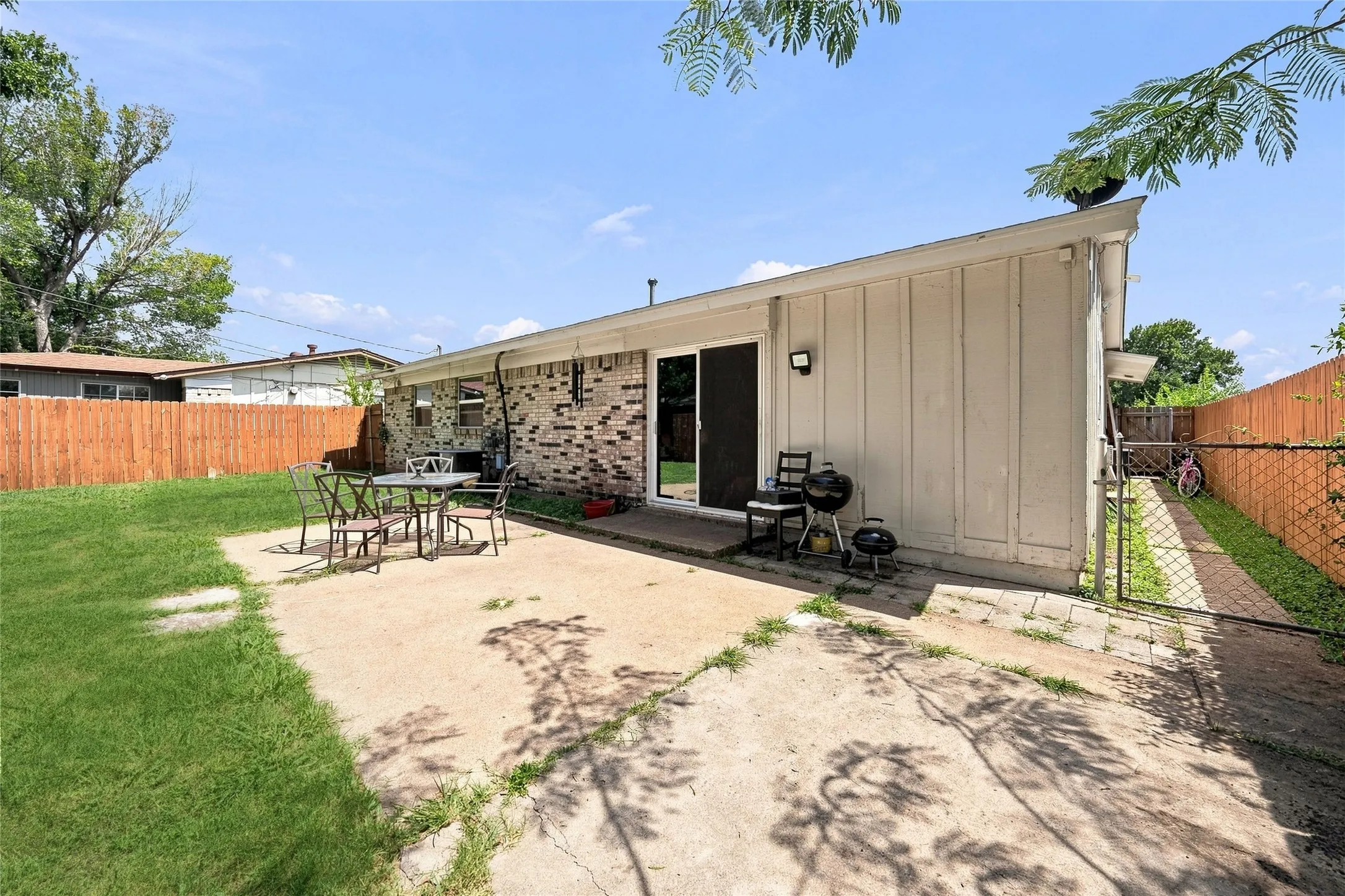 Single Family Residence For Sale in Dallas County , 2621 Burning Tree Lane, Irving, Texas 75062, 3 Bedrooms, 2 Bathrooms, 1 Garage spaces, 1,215 Sqft, built in 1963, Price $315,000, mls#21330917, Real Estate Agent in Irving, Homes For Sale in Dallas county, Homes For Sale in Irving, Realtor in Irving Texas, Real Estate Brokerage Independent Realty Texas, Luminita Cordes Realtor