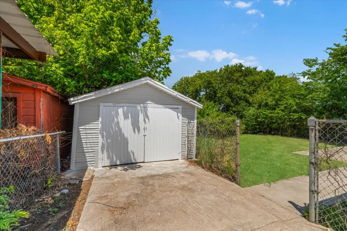 Single Family Residence For Sale in Tarrant County , 1312 Lindsey Street, Fort Worth, Texas 76105, 3 Bedroom, 2 Bathroom, Garage spaces, 1,176 Sqft, built in 1950, mls#21338520, Real Estate Agent in Fort Worth, Homes For Sale in Tarrant county, Homes For Sale in Fort Worth, Realtor in Fort Worth Texas, Real Estate Brokerage Independent Realty Texas, Luminita Cordes Realtor