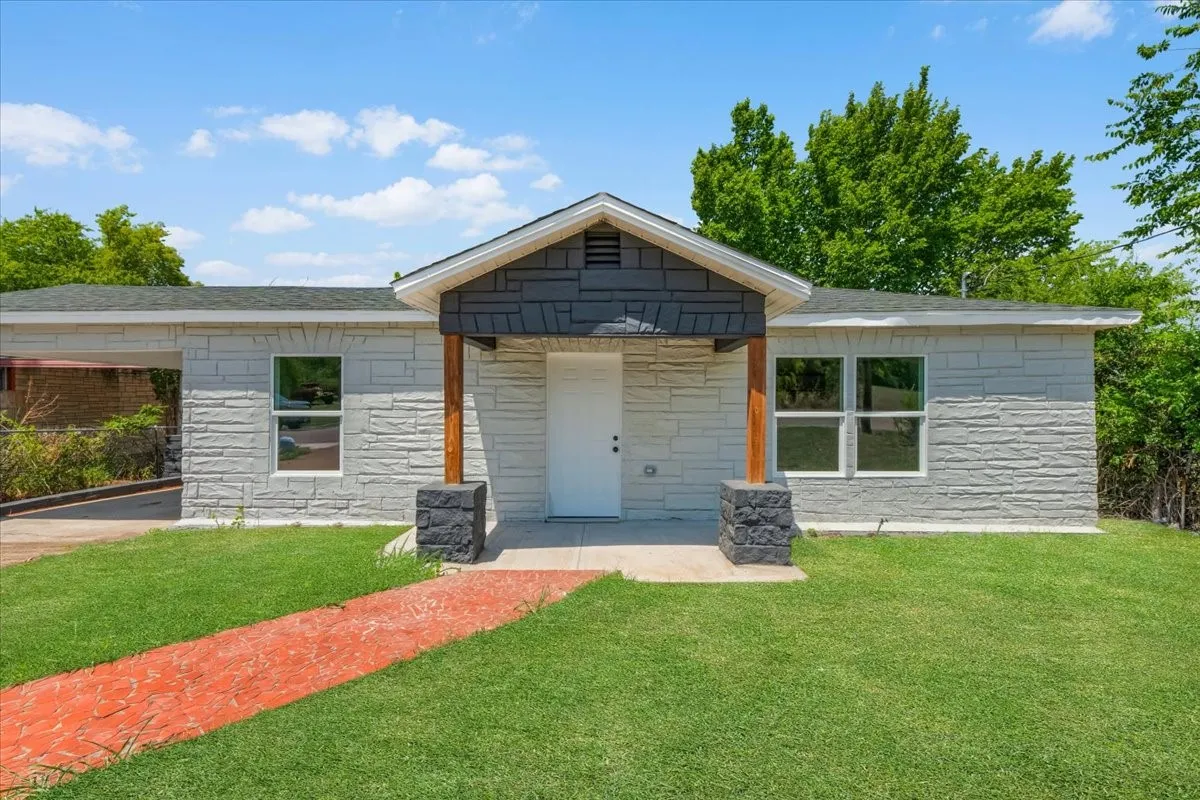 Single Family Residence For Sale in Tarrant County , 1312 Lindsey Street, Fort Worth, Texas 76105, 3 Bedroom, 2 Bathroom, Garage spaces, 1,176 Sqft, built in 1950, mls#21338520, Real Estate Agent in Fort Worth, Homes For Sale in Tarrant county, Homes For Sale in Fort Worth, Realtor in Fort Worth Texas, Real Estate Brokerage Independent Realty Texas, Luminita Cordes Realtor