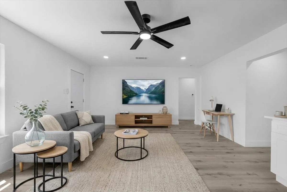 Single Family Residence For Sale in Tarrant County , 1312 Lindsey Street, Fort Worth, Texas 76105, 3 Bedroom, 2 Bathroom, Garage spaces, 1,176 Sqft, built in 1950, mls#21338520, Real Estate Agent in Fort Worth, Homes For Sale in Tarrant county, Homes For Sale in Fort Worth, Realtor in Fort Worth Texas, Real Estate Brokerage Independent Realty Texas, Luminita Cordes Realtor